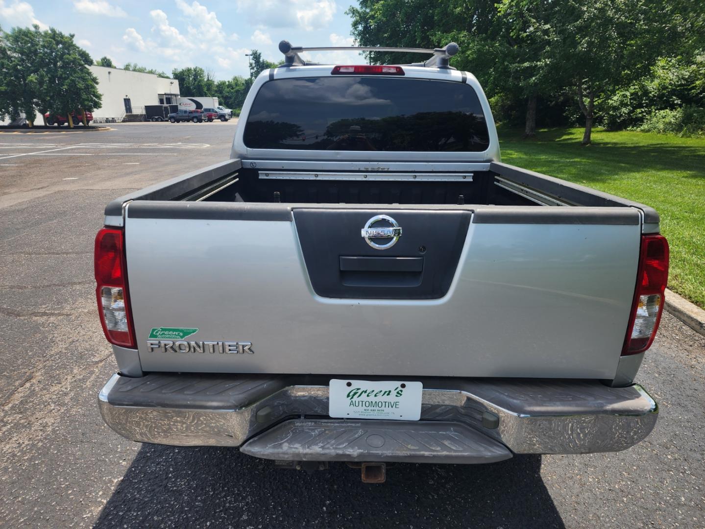 2007 SILVER /Gray NISSAN FRONTIER CREW CAB LE (1N6AD07U17C) with an 4.0L engine, Automatic transmission, located at 1221 Madison St., Shelbyville, TN, 37160, (931) 680-9439, 0.000000, 0.000000 - Photo#3