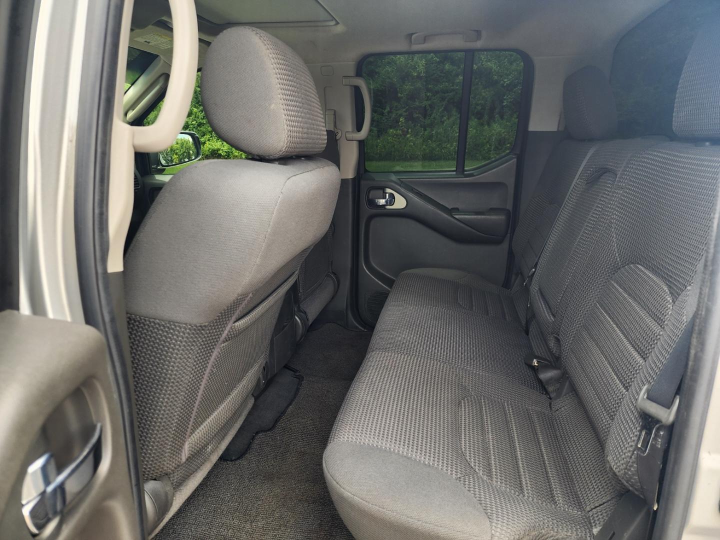 2007 SILVER /Gray NISSAN FRONTIER CREW CAB LE (1N6AD07U17C) with an 4.0L engine, Automatic transmission, located at 1221 Madison St., Shelbyville, TN, 37160, (931) 680-9439, 0.000000, 0.000000 - Photo#5