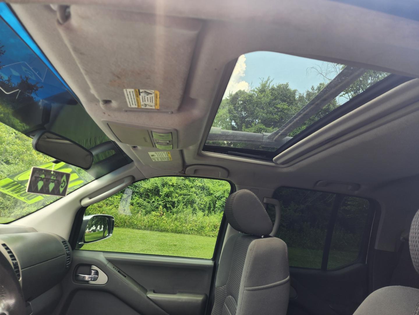 2007 SILVER /Gray NISSAN FRONTIER CREW CAB LE (1N6AD07U17C) with an 4.0L engine, Automatic transmission, located at 1221 Madison St., Shelbyville, TN, 37160, (931) 680-9439, 0.000000, 0.000000 - Photo#7