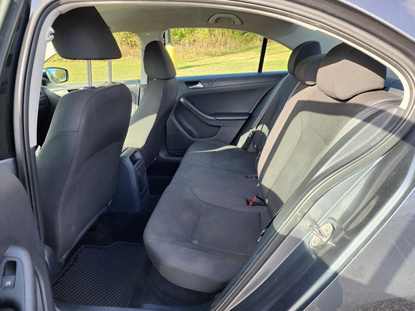 2016 GRAY /Gray Volkswagen Jetta 1.4T S 6A (3VW267AJ1GM) with an 1.4L L4 DOHC 20V engine, 6A transmission, located at 1221 Madison St., Shelbyville, TN, 37160, (931) 680-9439, 0.000000, 0.000000 - Photo#4