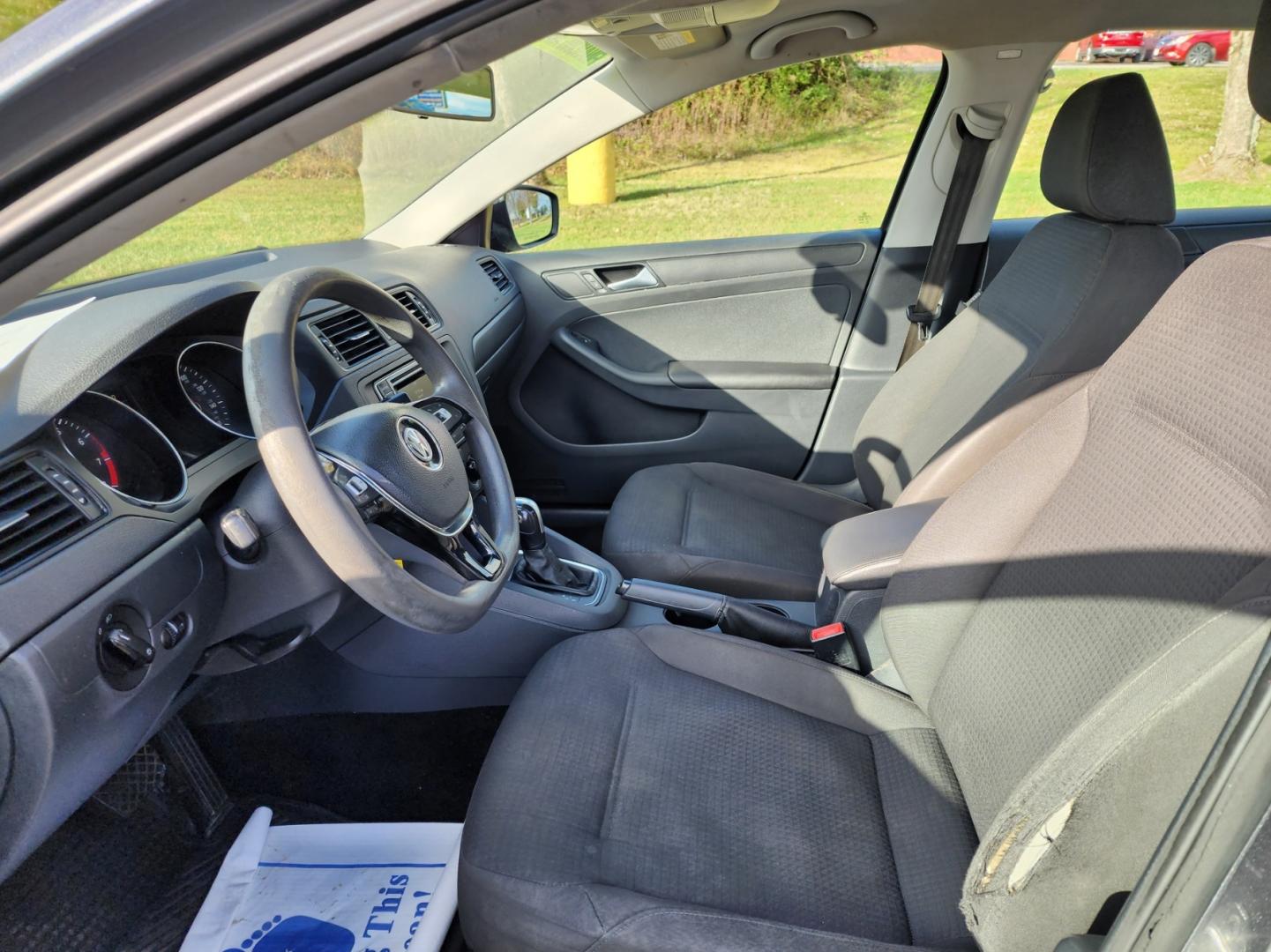2016 GRAY /Gray Volkswagen Jetta 1.4T S 6A (3VW267AJ1GM) with an 1.4L L4 DOHC 20V engine, 6A transmission, located at 1221 Madison St., Shelbyville, TN, 37160, (931) 680-9439, 0.000000, 0.000000 - Photo#5
