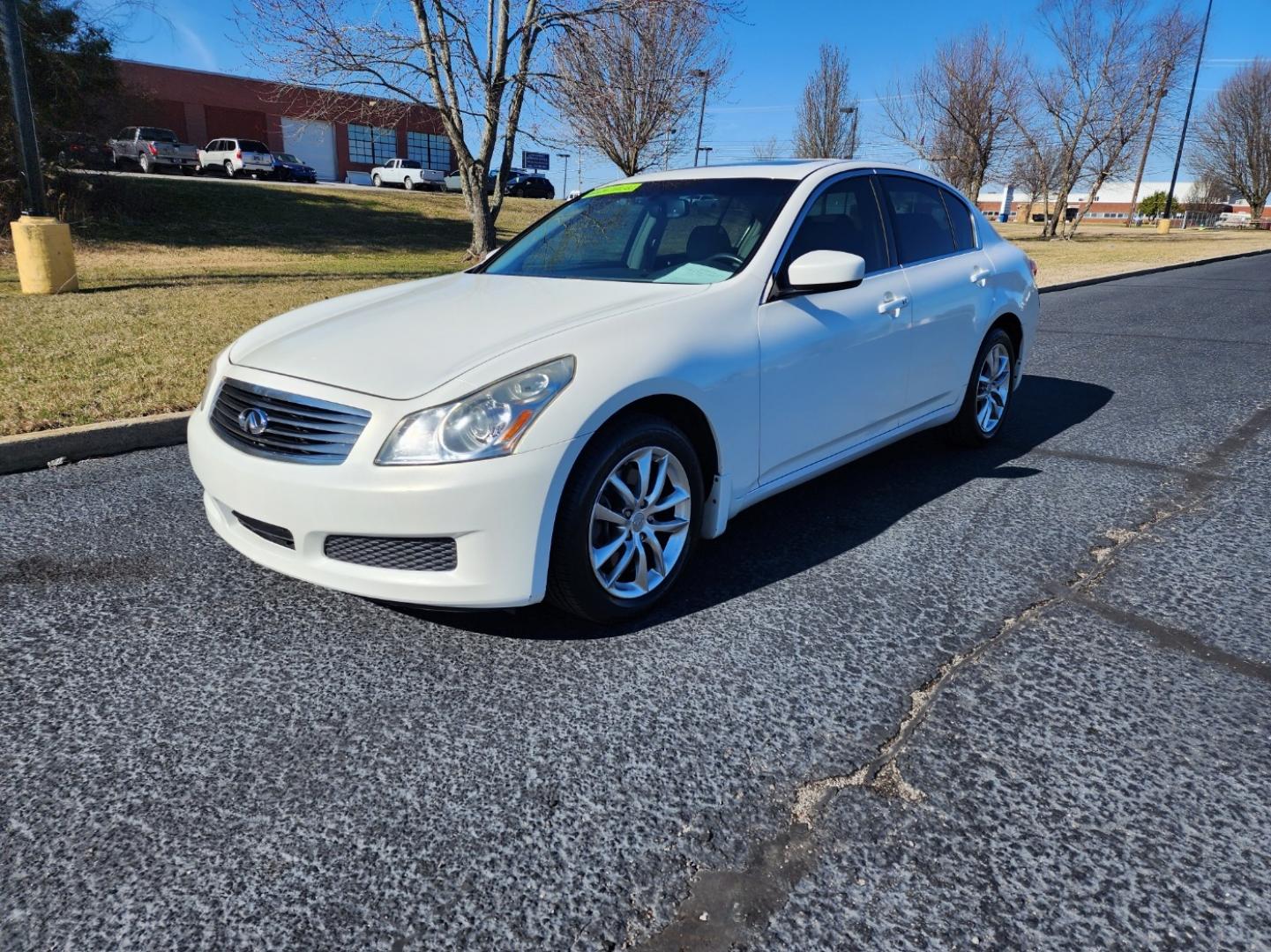 2009 WHITE /Gray Infiniti G Sedan G37x AWD (JNKCV61FX9M) with an 3.7L V6 DOHC 24V engine, 5-Speed Automatic transmission, located at 1221 Madison St., Shelbyville, TN, 37160, (931) 680-9439, 0.000000, 0.000000 - Photo#0