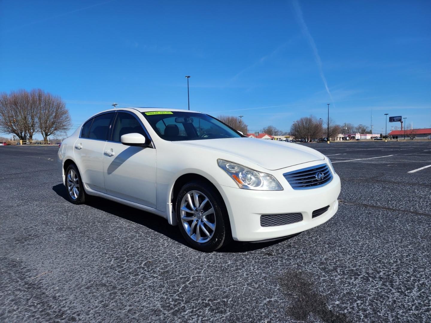 2009 WHITE /Gray Infiniti G Sedan G37x AWD (JNKCV61FX9M) with an 3.7L V6 DOHC 24V engine, 5-Speed Automatic transmission, located at 1221 Madison St., Shelbyville, TN, 37160, (931) 680-9439, 0.000000, 0.000000 - Photo#1