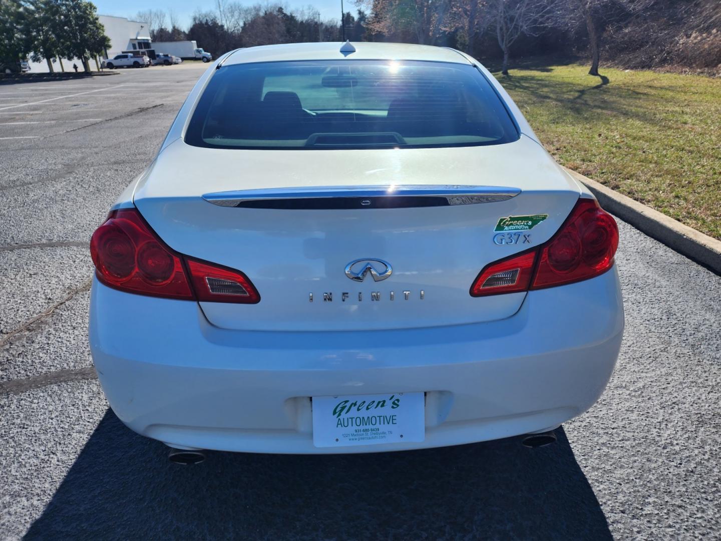 2009 WHITE /Gray Infiniti G Sedan G37x AWD (JNKCV61FX9M) with an 3.7L V6 DOHC 24V engine, 5-Speed Automatic transmission, located at 1221 Madison St., Shelbyville, TN, 37160, (931) 680-9439, 0.000000, 0.000000 - Photo#2