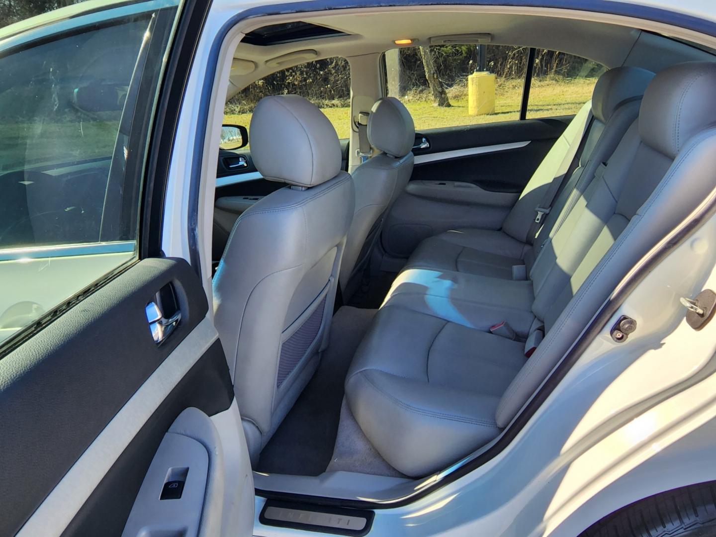 2009 WHITE /Gray Infiniti G Sedan G37x AWD (JNKCV61FX9M) with an 3.7L V6 DOHC 24V engine, 5-Speed Automatic transmission, located at 1221 Madison St., Shelbyville, TN, 37160, (931) 680-9439, 0.000000, 0.000000 - Photo#3
