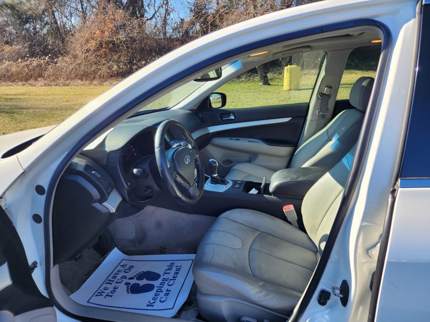 2009 WHITE /Gray Infiniti G Sedan G37x AWD (JNKCV61FX9M) with an 3.7L V6 DOHC 24V engine, 5-Speed Automatic transmission, located at 1221 Madison St., Shelbyville, TN, 37160, (931) 680-9439, 0.000000, 0.000000 - Photo#4