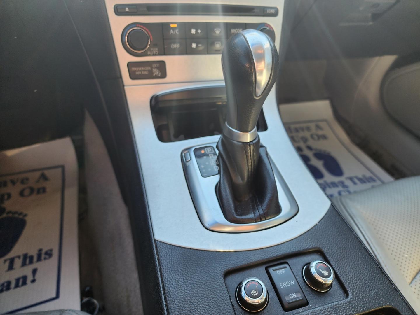 2009 WHITE /Gray Infiniti G Sedan G37x AWD (JNKCV61FX9M) with an 3.7L V6 DOHC 24V engine, 5-Speed Automatic transmission, located at 1221 Madison St., Shelbyville, TN, 37160, (931) 680-9439, 0.000000, 0.000000 - Photo#6