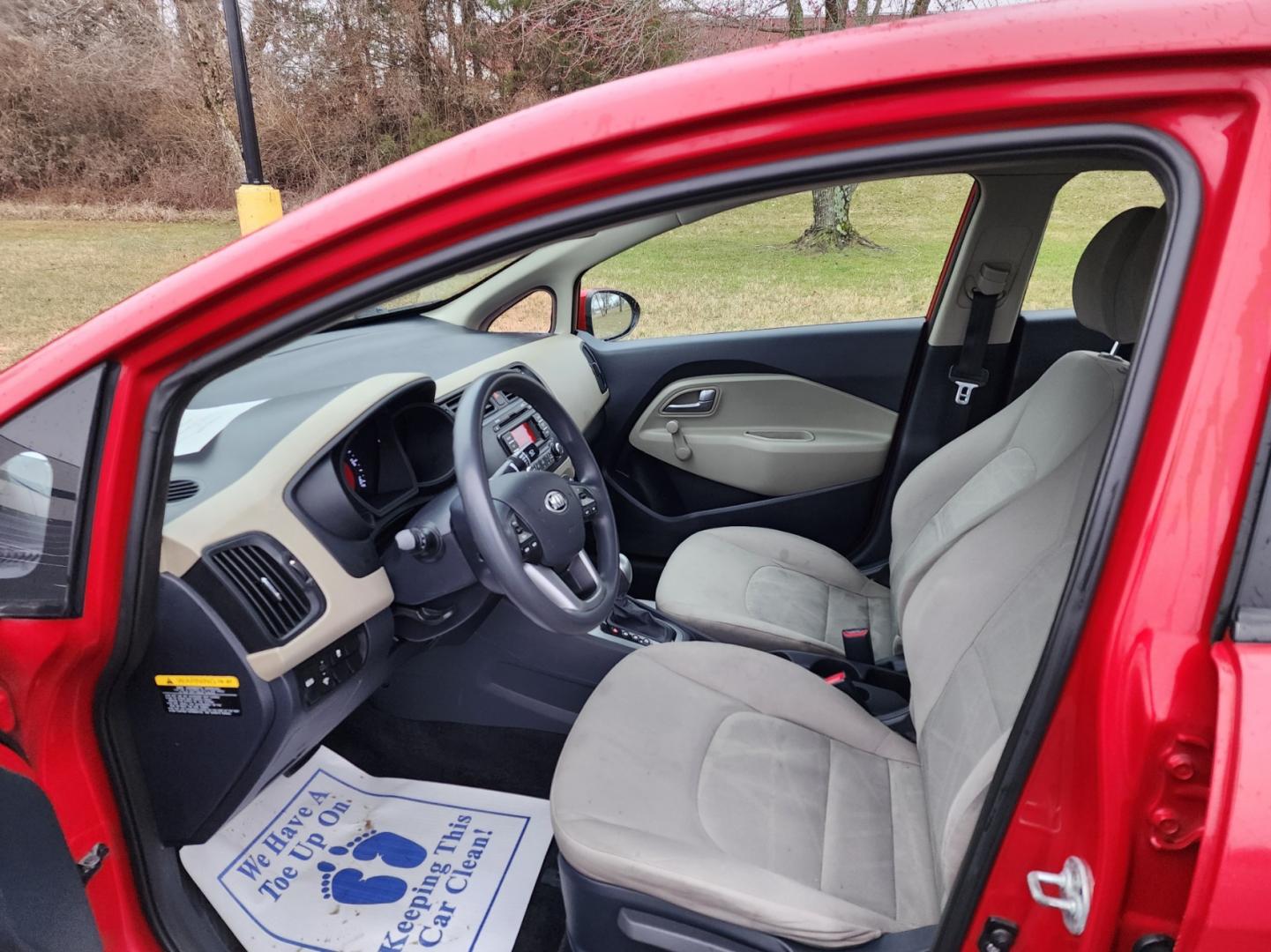 2015 RED /Gray Kia Rio LX (KNADM4A33F6) with an 1.6L L4 DOHC 16V engine, located at 1221 Madison St., Shelbyville, TN, 37160, (931) 680-9439, 0.000000, 0.000000 - Photo#4