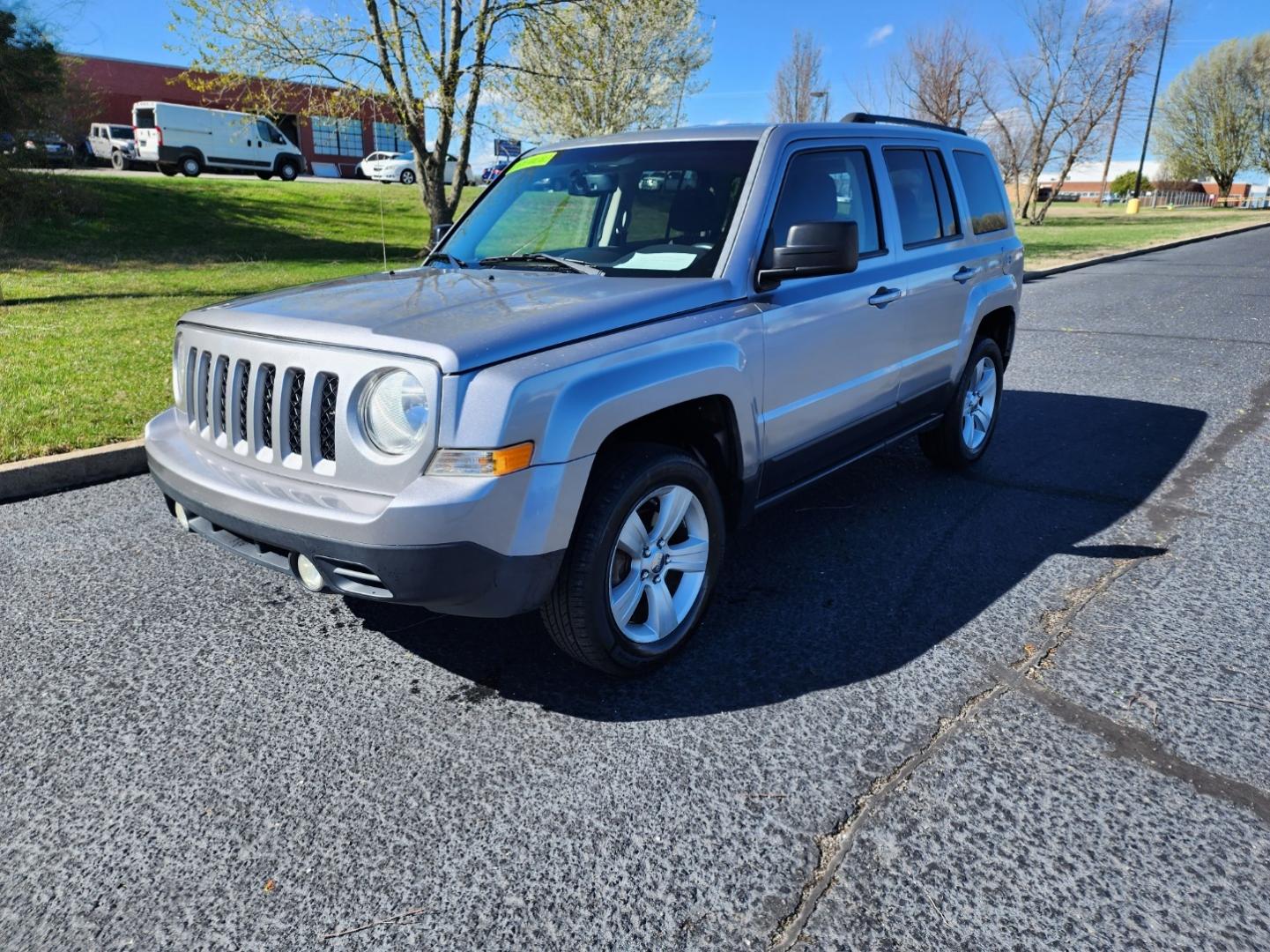 2016 GRAY JEEP PATRIOT LATITUDE (1C4NJRFB7GD) with an 2.4L engine, Continuously Variable transmission, located at 1221 Madison St., Shelbyville, TN, 37160, (931) 680-9439, 0.000000, 0.000000 - Photo#0