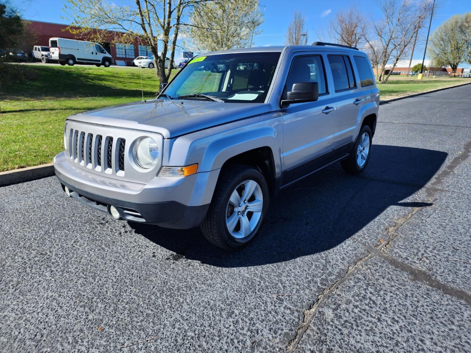 2016 GRAY JEEP PATRIOT LATITUDE (1C4NJRFB7GD) with an 2.4L engine, Continuously Variable transmission, located at 1221 Madison St., Shelbyville, TN, 37160, (931) 680-9439, 0.000000, 0.000000 - Photo #0
