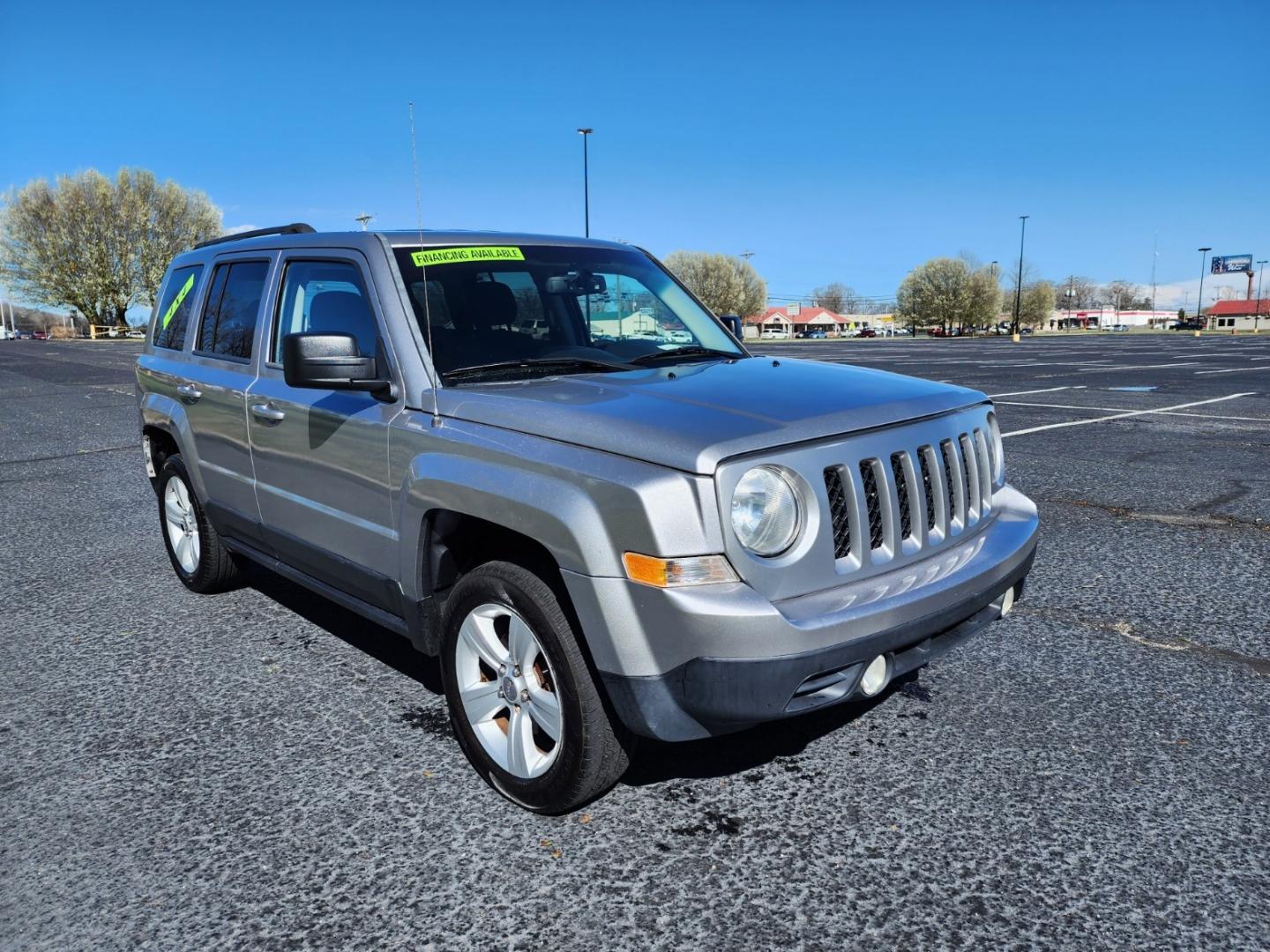 2016 GRAY JEEP PATRIOT LATITUDE (1C4NJRFB7GD) with an 2.4L engine, Continuously Variable transmission, located at 1221 Madison St., Shelbyville, TN, 37160, (931) 680-9439, 0.000000, 0.000000 - Photo#1