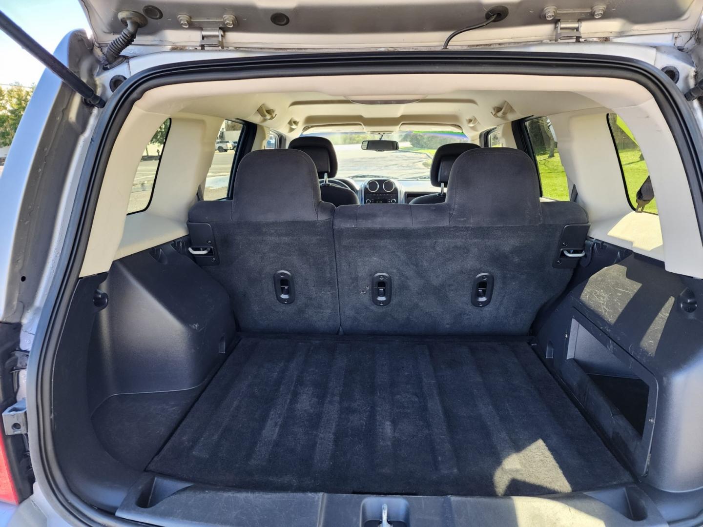 2016 GRAY JEEP PATRIOT LATITUDE (1C4NJRFB7GD) with an 2.4L engine, Continuously Variable transmission, located at 1221 Madison St., Shelbyville, TN, 37160, (931) 680-9439, 0.000000, 0.000000 - Photo#3