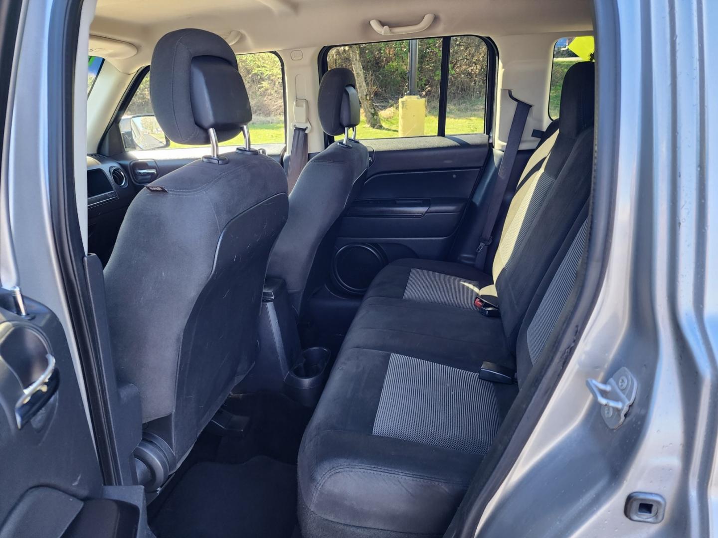 2016 GRAY JEEP PATRIOT LATITUDE (1C4NJRFB7GD) with an 2.4L engine, Continuously Variable transmission, located at 1221 Madison St., Shelbyville, TN, 37160, (931) 680-9439, 0.000000, 0.000000 - Photo#4