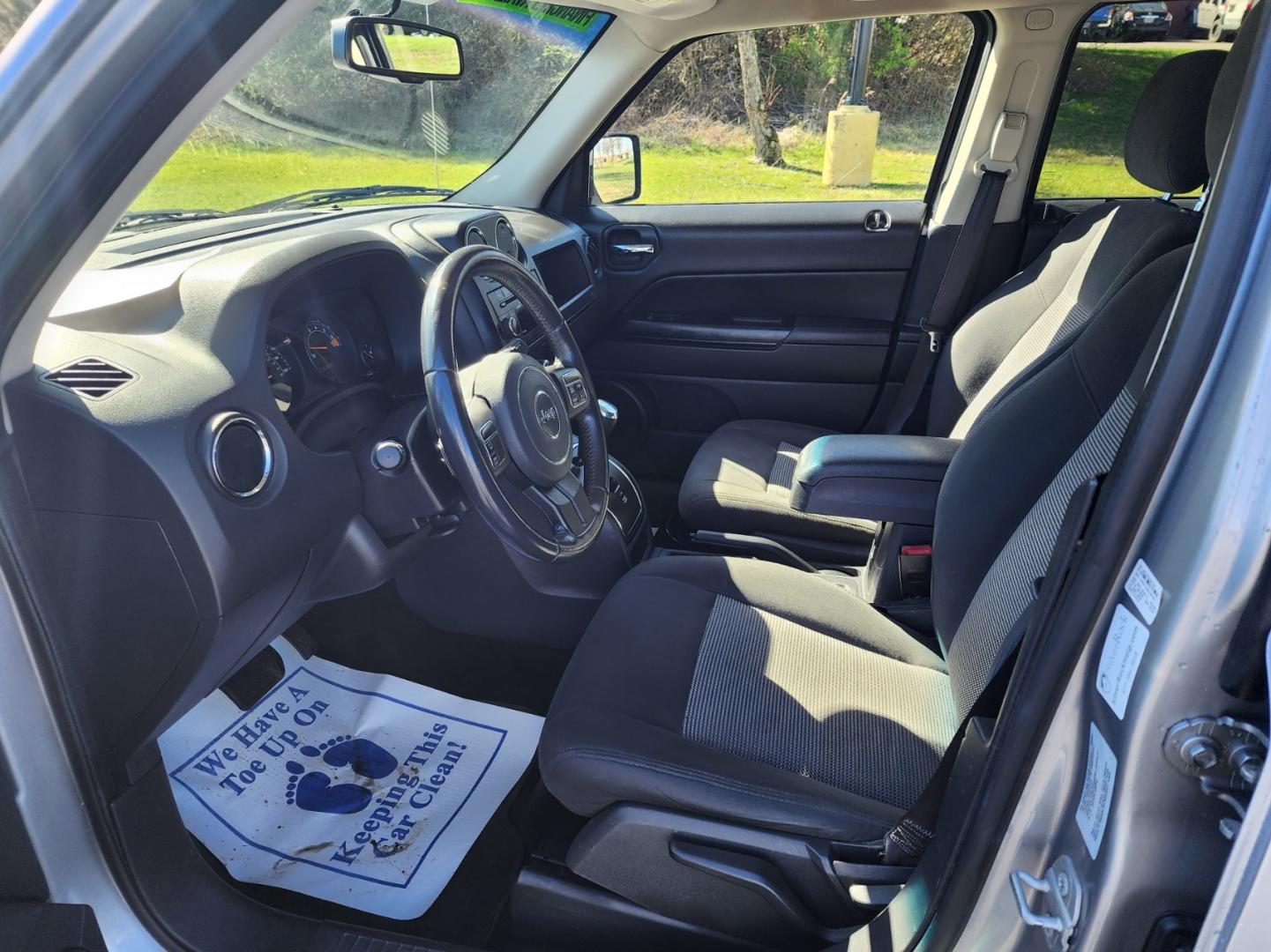 2016 GRAY JEEP PATRIOT LATITUDE (1C4NJRFB7GD) with an 2.4L engine, Continuously Variable transmission, located at 1221 Madison St., Shelbyville, TN, 37160, (931) 680-9439, 0.000000, 0.000000 - Photo#5