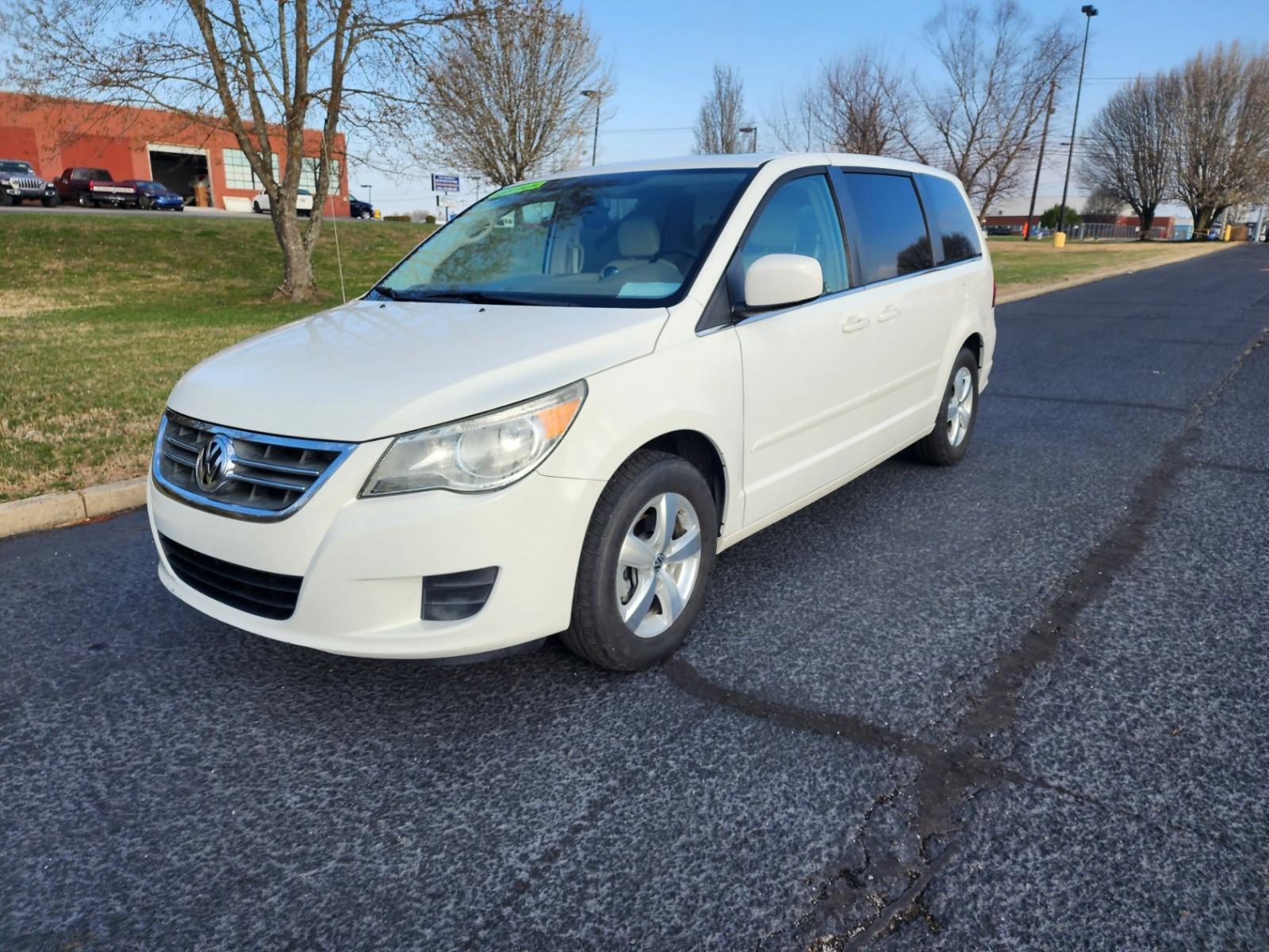 2010 WHITE /BEIGE Volkswagen Routan SEL w/Nav CARB (2V4RW5DXXAR) with an 4.0L V6 SOHC 24V engine, 6-Speed Automatic transmission, located at 1221 Madison St., Shelbyville, TN, 37160, (931) 680-9439, 0.000000, 0.000000 - Photo #0