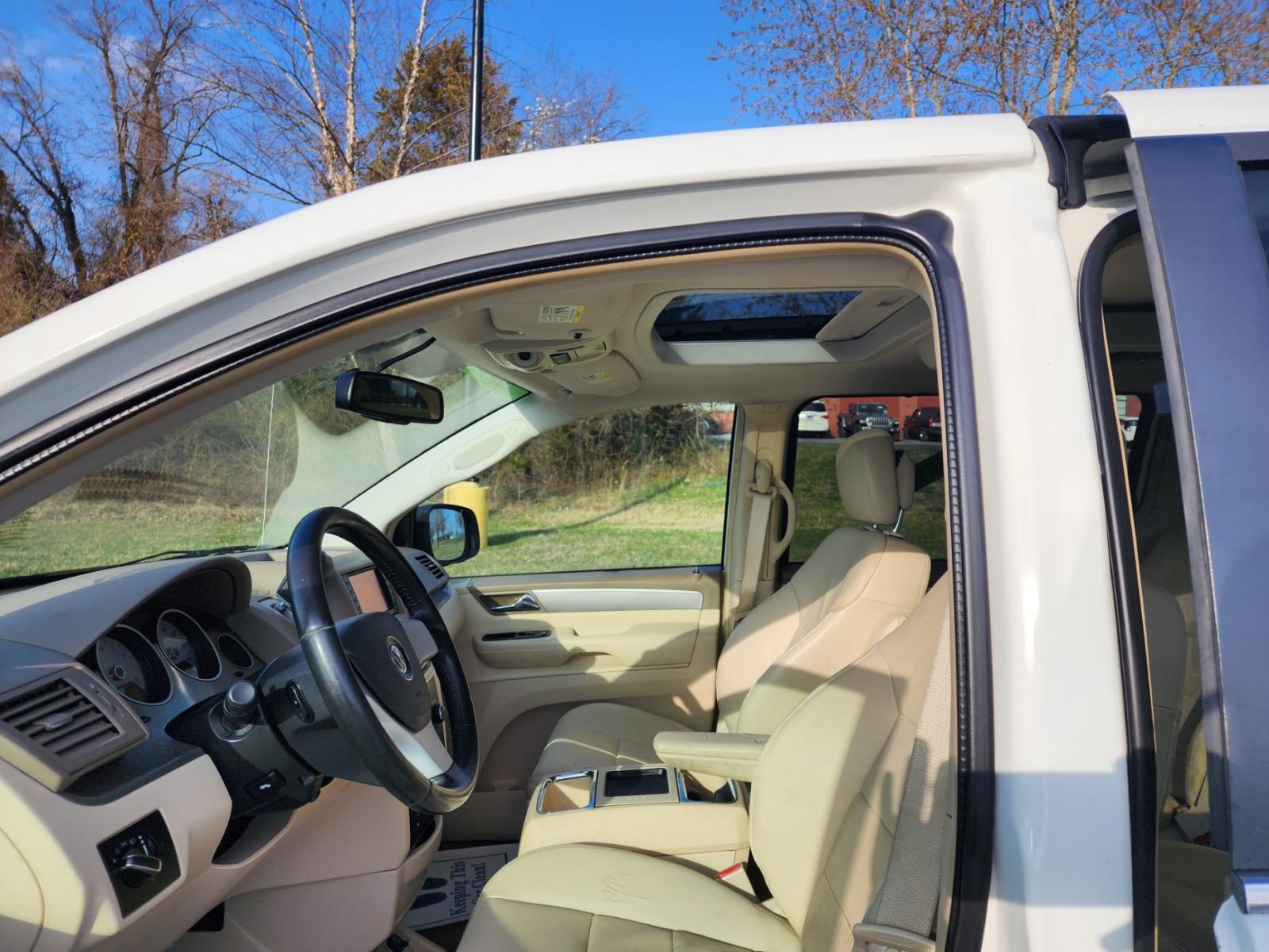 2010 WHITE /BEIGE Volkswagen Routan SEL w/Nav CARB (2V4RW5DXXAR) with an 4.0L V6 SOHC 24V engine, 6-Speed Automatic transmission, located at 1221 Madison St., Shelbyville, TN, 37160, (931) 680-9439, 0.000000, 0.000000 - Photo #9