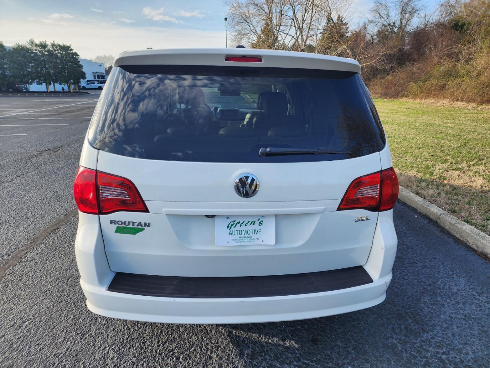 2010 WHITE /BEIGE Volkswagen Routan SEL w/Nav CARB (2V4RW5DXXAR) with an 4.0L V6 SOHC 24V engine, 6-Speed Automatic transmission, located at 1221 Madison St., Shelbyville, TN, 37160, (931) 680-9439, 0.000000, 0.000000 - Photo #2