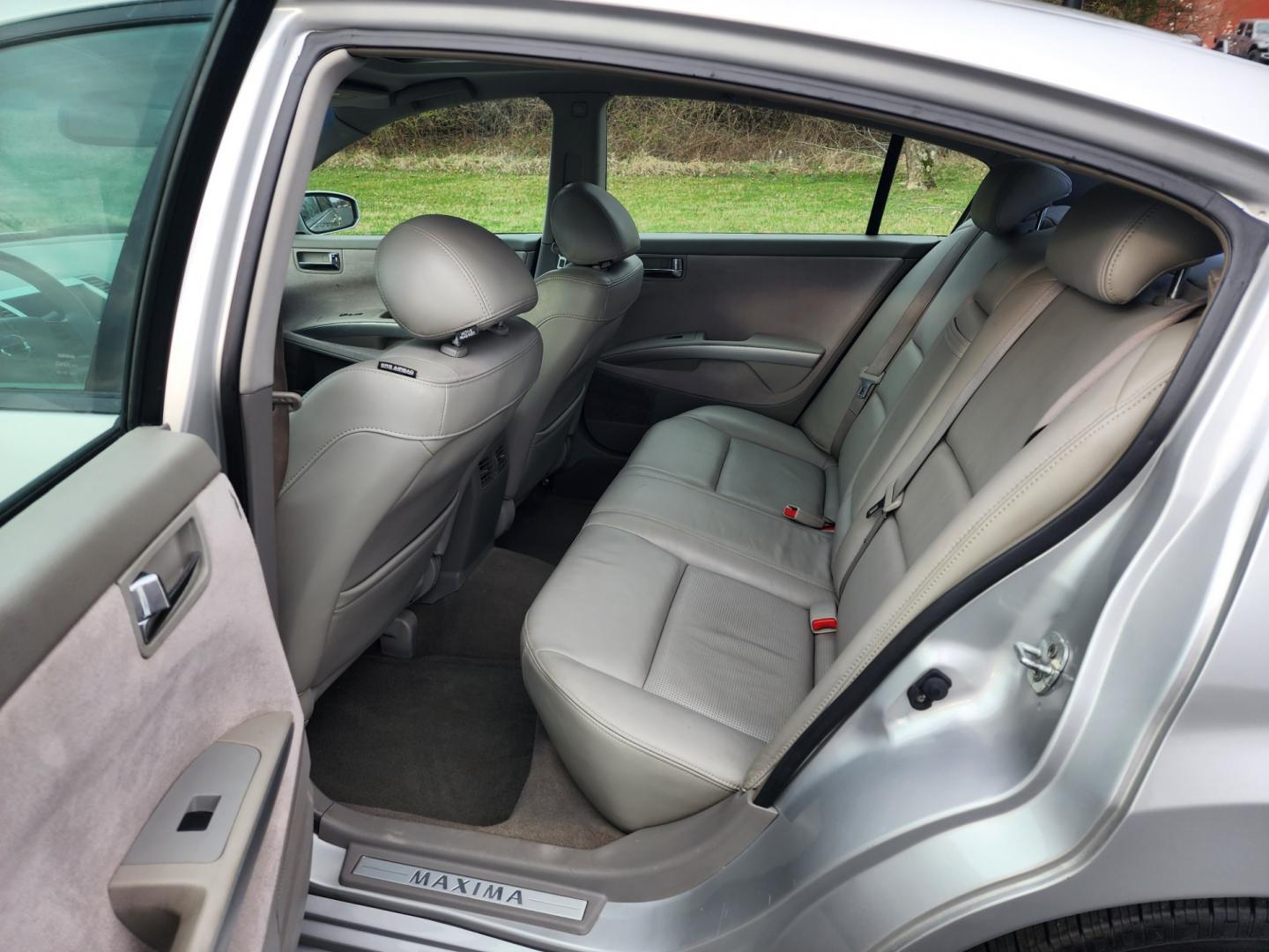 2006 SILVER /Gray Nissan Maxima SE (1N4BA41E86C) with an 3.5L V6 DOHC 24V engine, Automatic transmission, located at 1221 Madison St., Shelbyville, TN, 37160, (931) 680-9439, 0.000000, 0.000000 - Photo#3