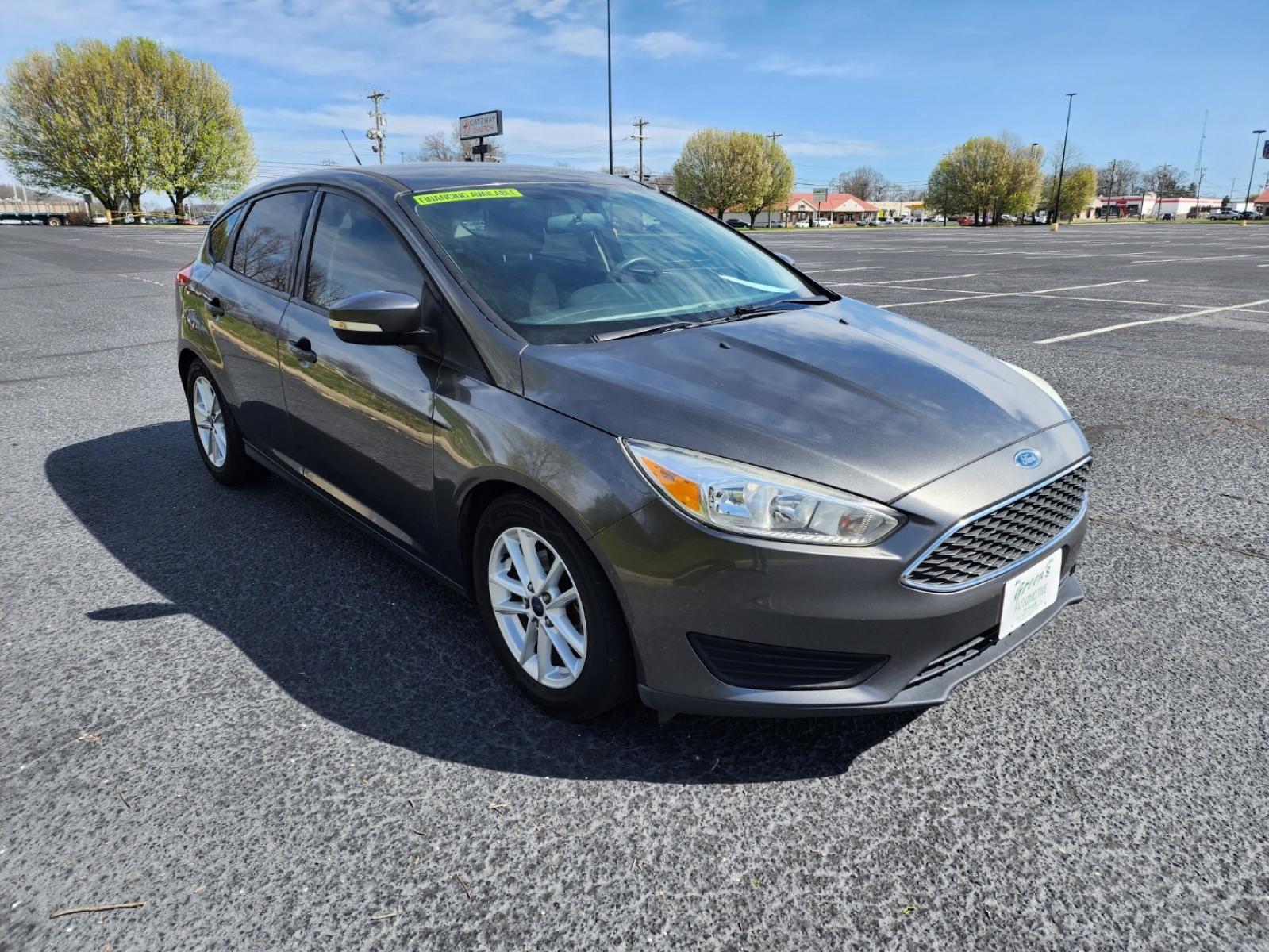 2016 GRAY FORD FOCUS SE (1FADP3K21GL) with an 2.0L engine, Automatic transmission, located at 1221 Madison St., Shelbyville, TN, 37160, (931) 680-9439, 0.000000, 0.000000 - Photo #1
