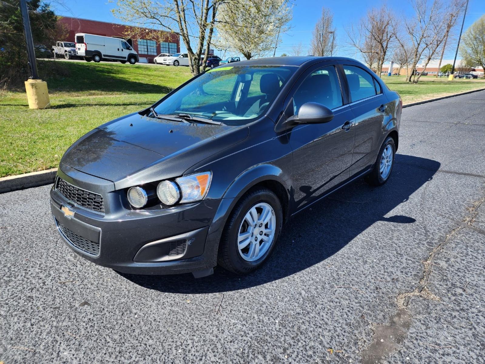 2015 GRAY /Gray CHEVROLET SONIC LT (1G1JC5SH7F4) with an 1.8L engine, Automatic transmission, located at 1221 Madison St., Shelbyville, TN, 37160, (931) 680-9439, 0.000000, 0.000000 - Photo #0
