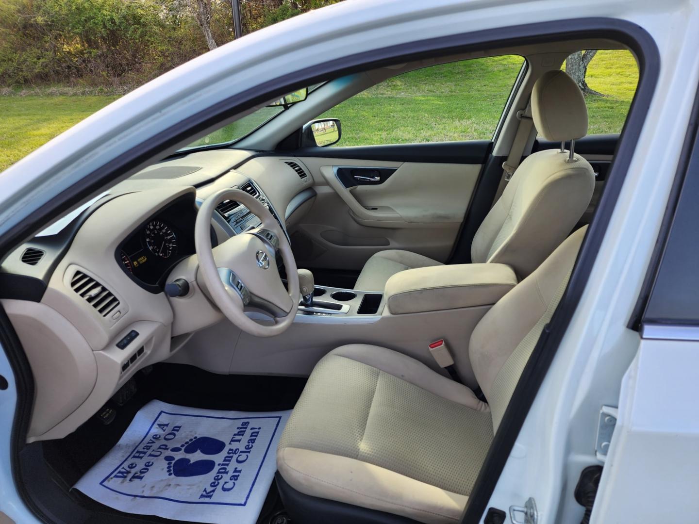 2015 WHITE /BEIGE NISSAN ALTIMA 2.5 (1N4AL3AP8FC) with an 2.5L engine, Continuously Variable transmission, located at 1221 Madison St., Shelbyville, TN, 37160, (931) 680-9439, 0.000000, 0.000000 - Photo#4