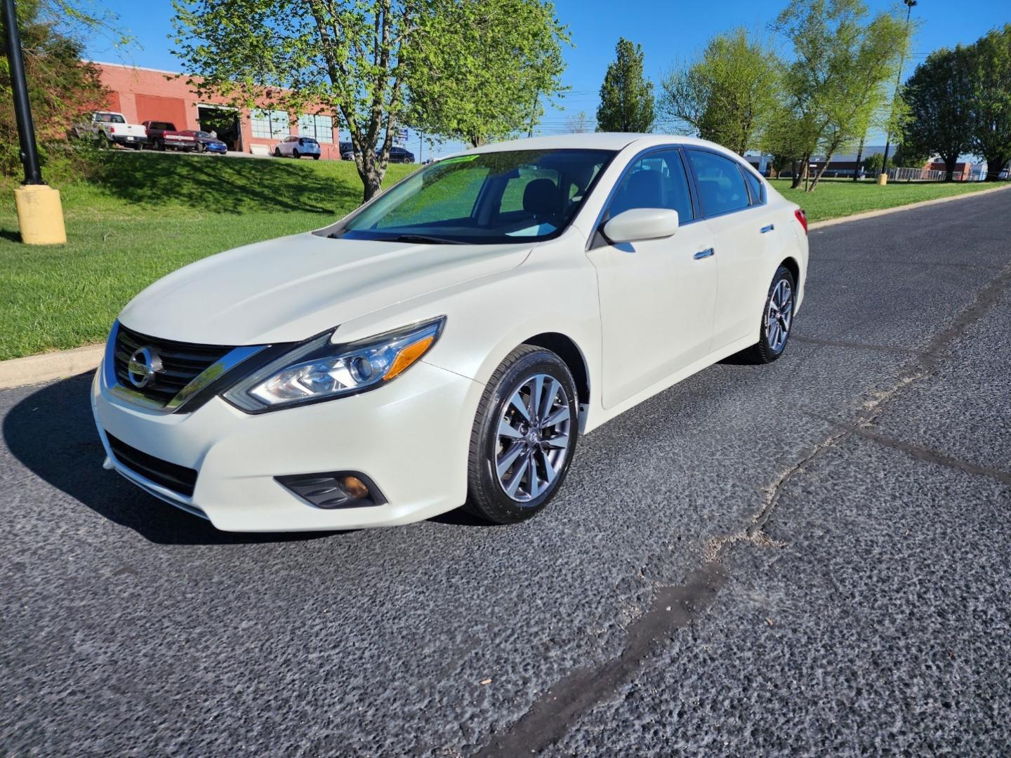 2017 WHITE /Black Nissan Altima 2.5 SV (1N4AL3AP3HC) with an 2.5L L4 DOHC 16V engine, CVT transmission, located at 1221 Madison St., Shelbyville, TN, 37160, (931) 680-9439, 0.000000, 0.000000 - Photo#0