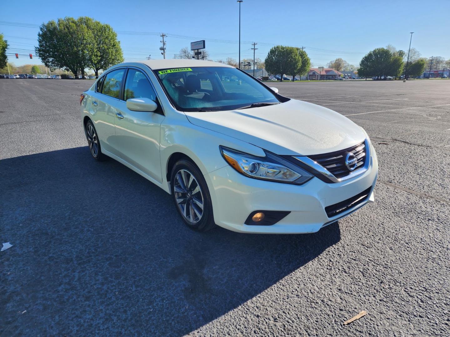 2017 WHITE /Black Nissan Altima 2.5 SV (1N4AL3AP3HC) with an 2.5L L4 DOHC 16V engine, CVT transmission, located at 1221 Madison St., Shelbyville, TN, 37160, (931) 680-9439, 0.000000, 0.000000 - Photo#1