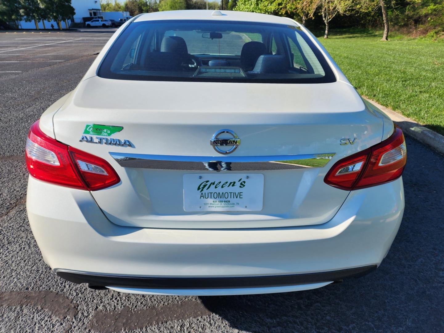 2017 WHITE /Black Nissan Altima 2.5 SV (1N4AL3AP3HC) with an 2.5L L4 DOHC 16V engine, CVT transmission, located at 1221 Madison St., Shelbyville, TN, 37160, (931) 680-9439, 0.000000, 0.000000 - Photo#2