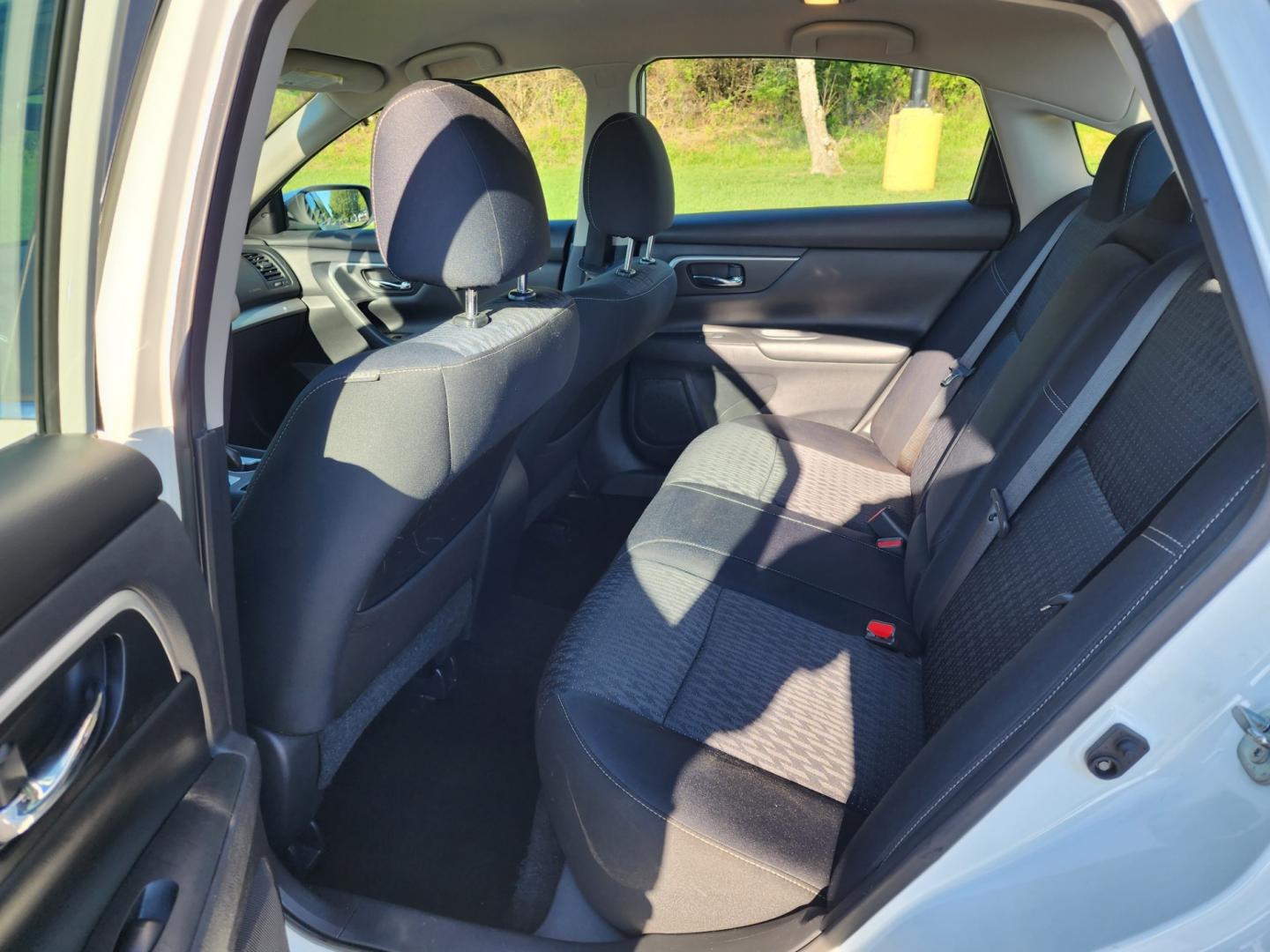 2017 WHITE /Black Nissan Altima 2.5 SV (1N4AL3AP3HC) with an 2.5L L4 DOHC 16V engine, CVT transmission, located at 1221 Madison St., Shelbyville, TN, 37160, (931) 680-9439, 0.000000, 0.000000 - Photo#4