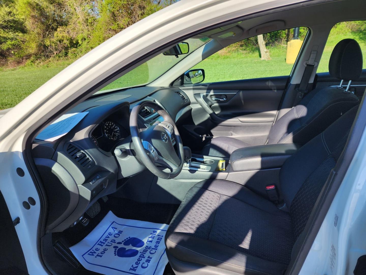 2017 WHITE /Black Nissan Altima 2.5 SV (1N4AL3AP3HC) with an 2.5L L4 DOHC 16V engine, CVT transmission, located at 1221 Madison St., Shelbyville, TN, 37160, (931) 680-9439, 0.000000, 0.000000 - Photo#5
