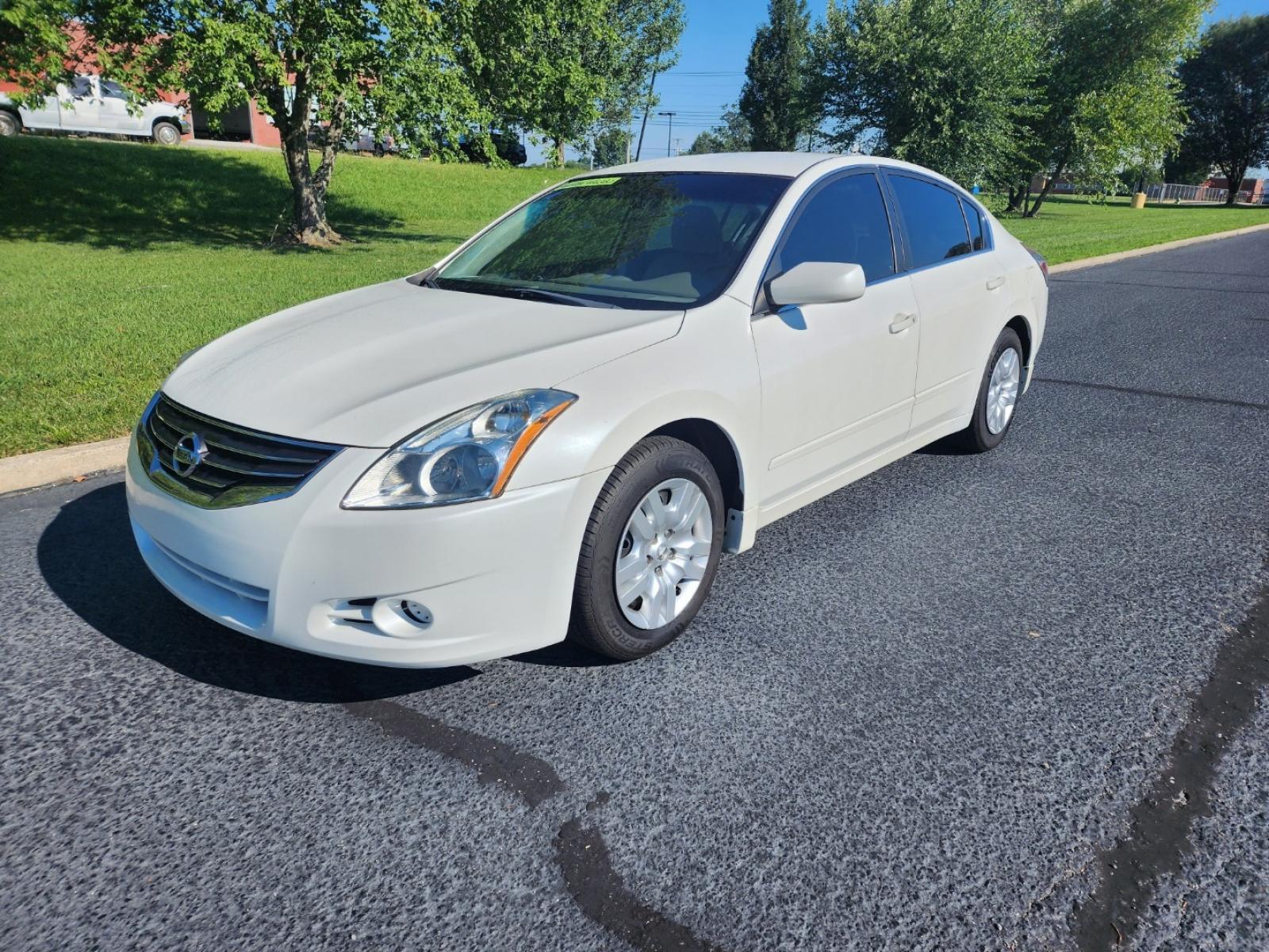 2012 WHITE NISSAN ALTIMA BASE (1N4AL2AP7CC) with an 2.5L engine, Continuously Variable transmission, located at 1221 Madison St., Shelbyville, TN, 37160, (931) 680-9439, 0.000000, 0.000000 - Photo #0