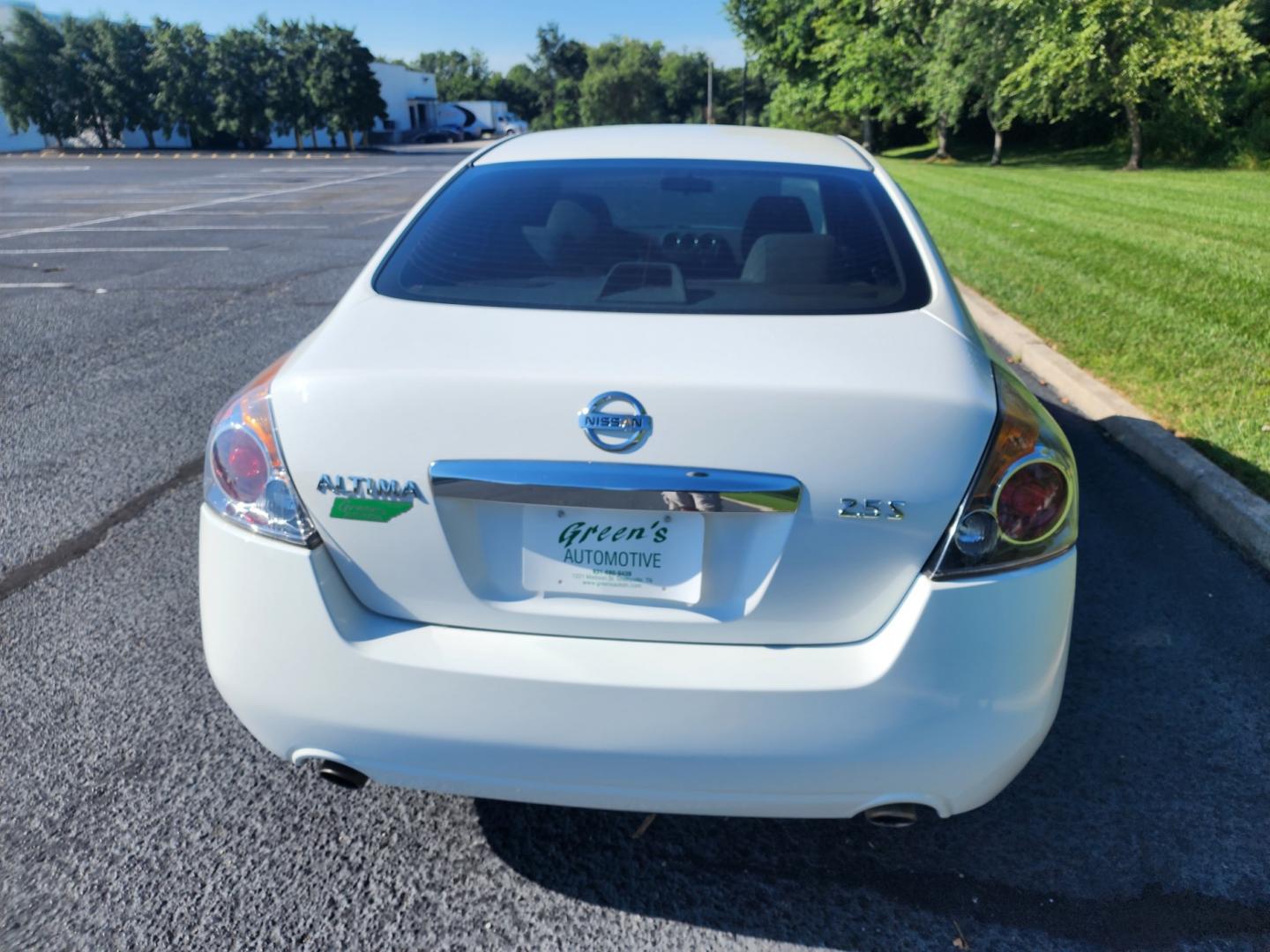 2012 WHITE NISSAN ALTIMA BASE (1N4AL2AP7CC) with an 2.5L engine, Continuously Variable transmission, located at 1221 Madison St., Shelbyville, TN, 37160, (931) 680-9439, 0.000000, 0.000000 - Photo#2