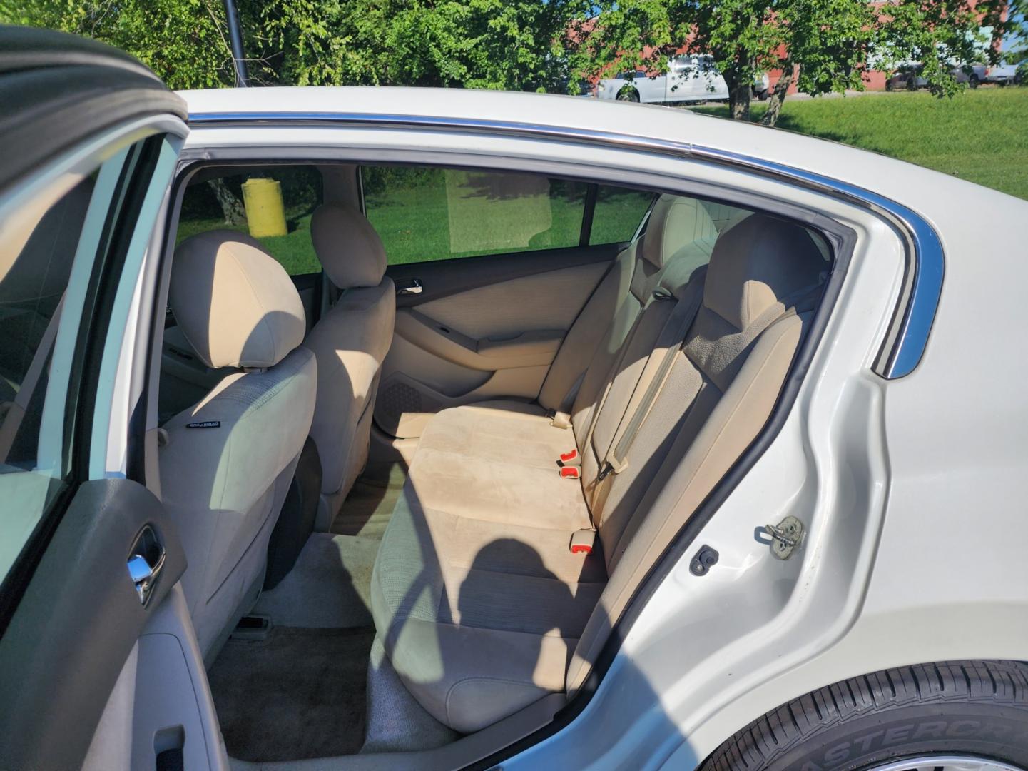 2012 WHITE NISSAN ALTIMA BASE (1N4AL2AP7CC) with an 2.5L engine, Continuously Variable transmission, located at 1221 Madison St., Shelbyville, TN, 37160, (931) 680-9439, 0.000000, 0.000000 - Photo#3