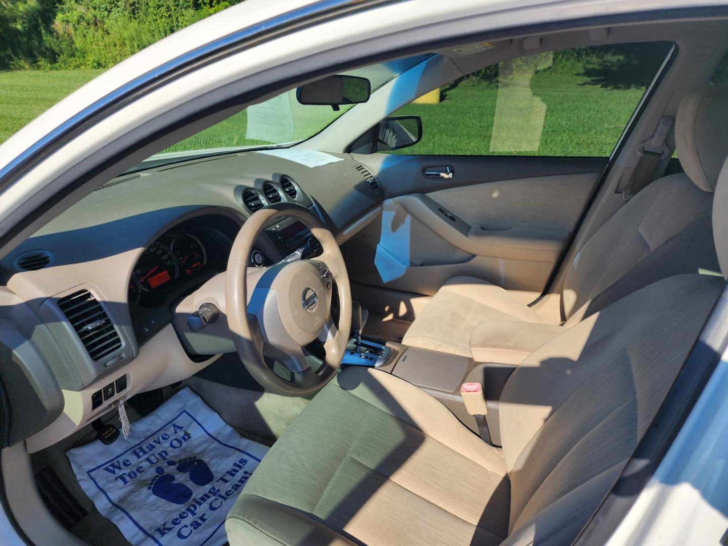 2012 WHITE NISSAN ALTIMA BASE (1N4AL2AP7CC) with an 2.5L engine, Continuously Variable transmission, located at 1221 Madison St., Shelbyville, TN, 37160, (931) 680-9439, 0.000000, 0.000000 - Photo#4
