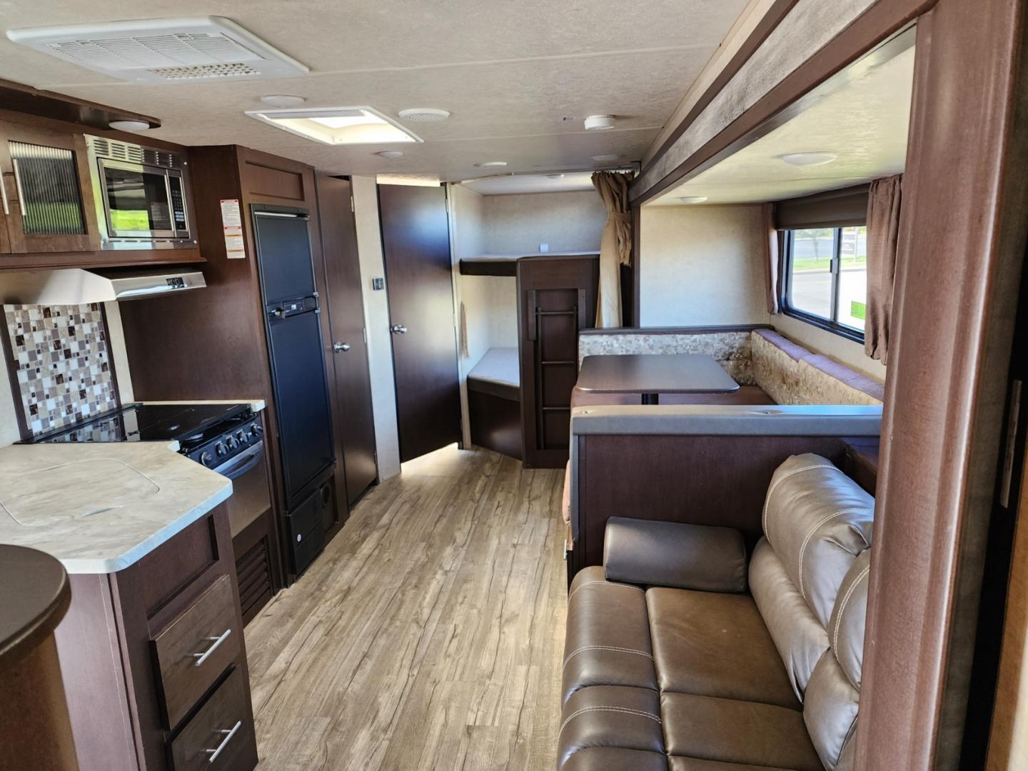 2018 Forest River Grey Wolf Limited - (4X4TCKB26JX) , located at 1221 Madison St., Shelbyville, TN, 37160, (931) 680-9439, 0.000000, 0.000000 - Photo#10
