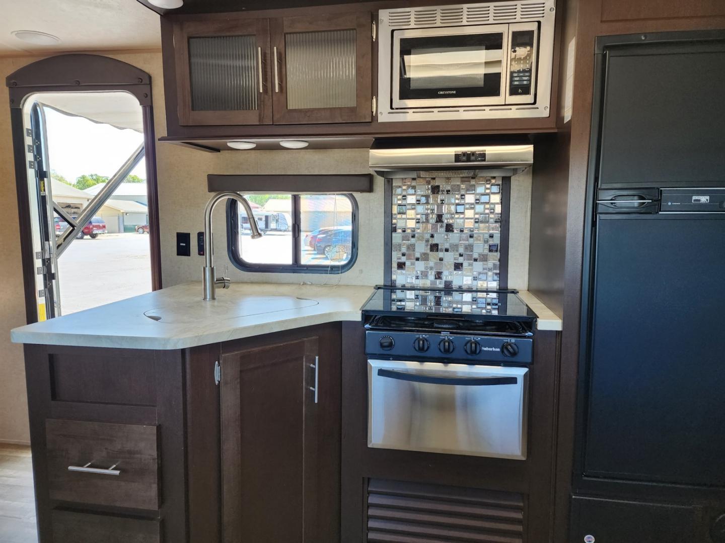 2018 Forest River Grey Wolf Limited - (4X4TCKB26JX) , located at 1221 Madison St., Shelbyville, TN, 37160, (931) 680-9439, 0.000000, 0.000000 - Photo#14