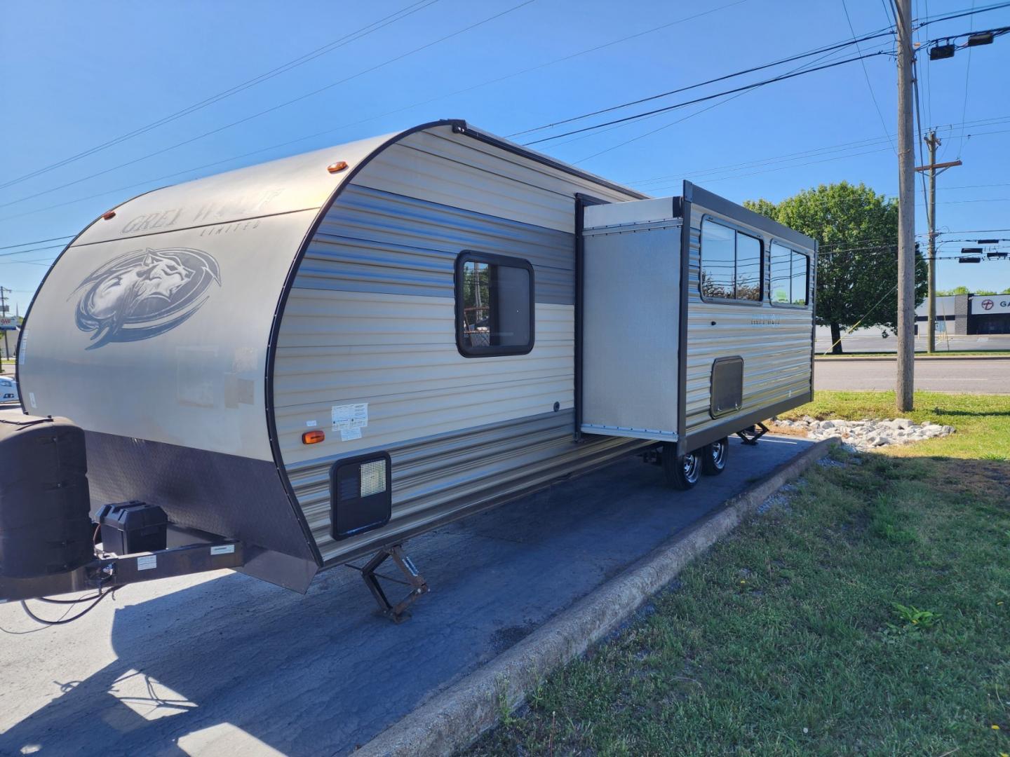 2018 Forest River Grey Wolf Limited - (4X4TCKB26JX) , located at 1221 Madison St., Shelbyville, TN, 37160, (931) 680-9439, 0.000000, 0.000000 - Photo#2