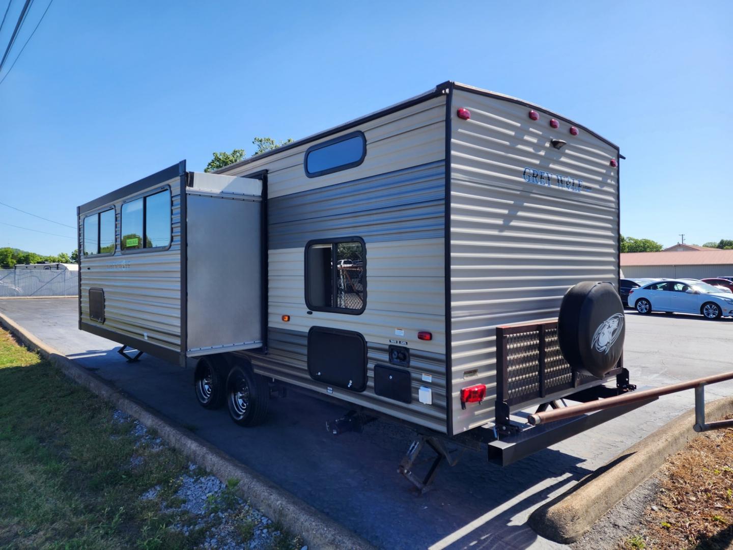 2018 Forest River Grey Wolf Limited - (4X4TCKB26JX) , located at 1221 Madison St., Shelbyville, TN, 37160, (931) 680-9439, 0.000000, 0.000000 - Photo#3