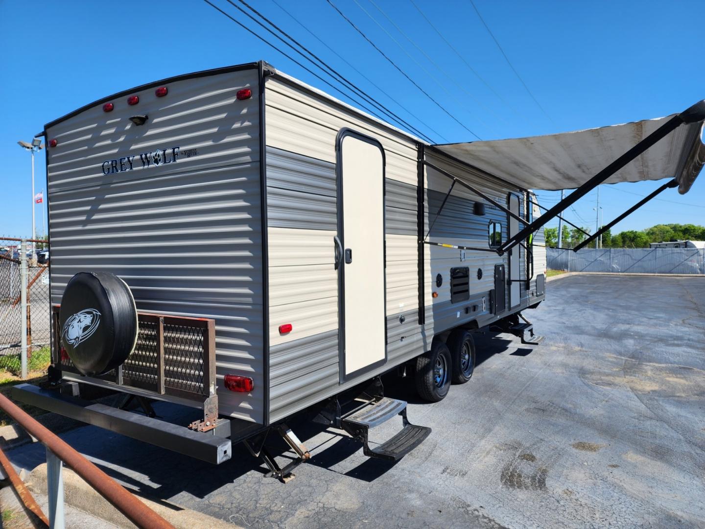 2018 Forest River Grey Wolf Limited - (4X4TCKB26JX) , located at 1221 Madison St., Shelbyville, TN, 37160, (931) 680-9439, 0.000000, 0.000000 - Photo#4