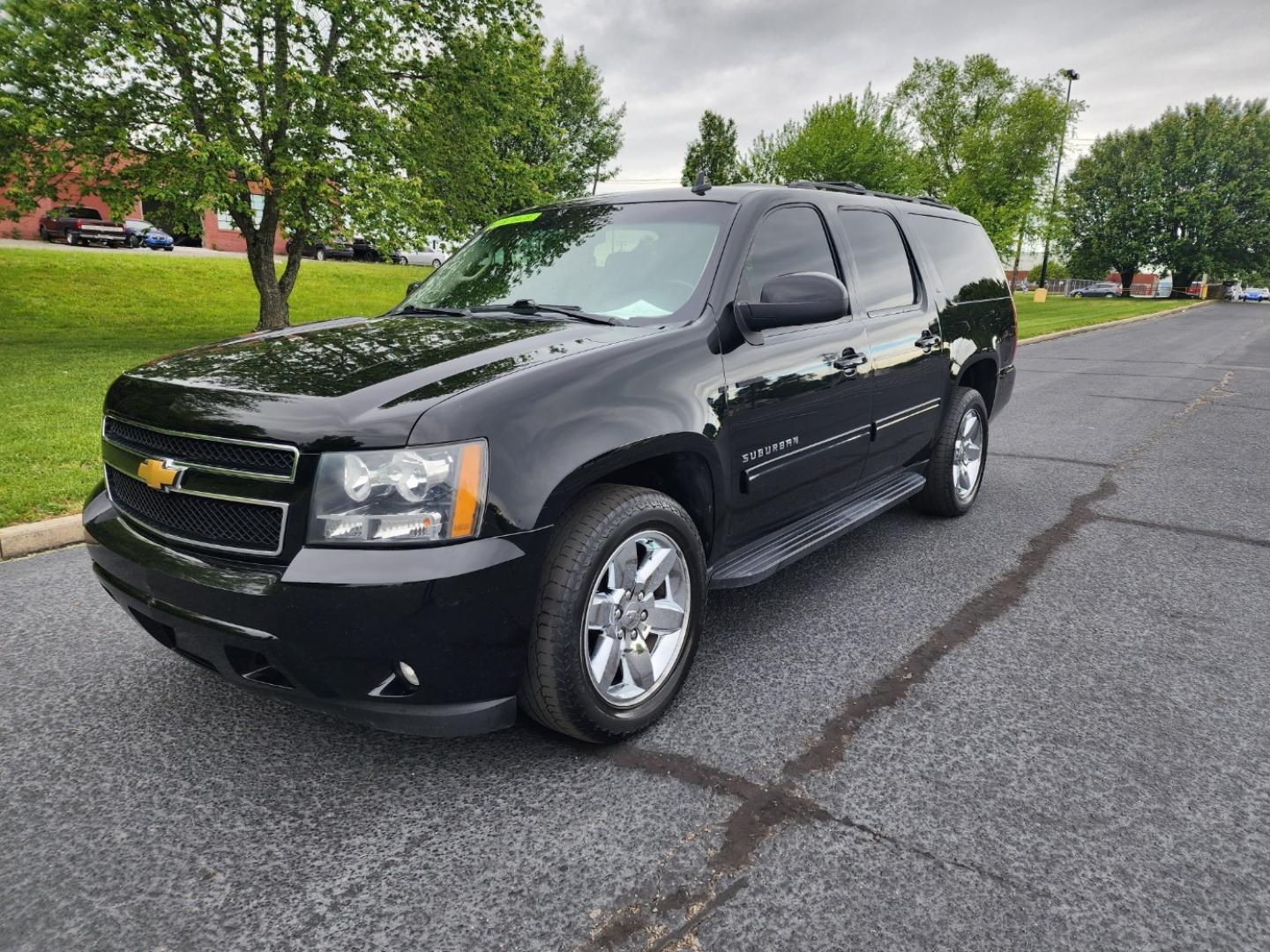 2013 BLACK /Black Chevrolet Suburban LT 1500 2WD (1GNSCJE07DR) with an 5.3L V8 OHV 16V FFV engine, 6-Speed Automatic transmission, located at 1221 Madison St., Shelbyville, TN, 37160, (931) 680-9439, 0.000000, 0.000000 - Photo#0