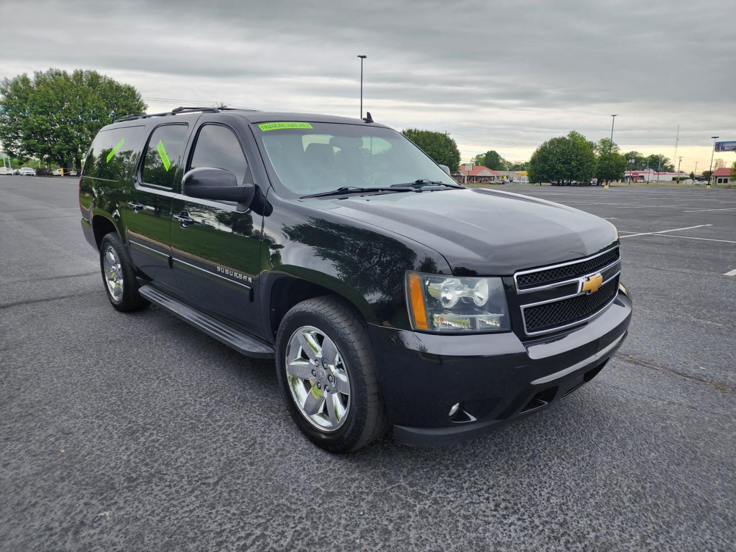 2013 BLACK /Black Chevrolet Suburban LT 1500 2WD (1GNSCJE07DR) with an 5.3L V8 OHV 16V FFV engine, 6-Speed Automatic transmission, located at 1221 Madison St., Shelbyville, TN, 37160, (931) 680-9439, 0.000000, 0.000000 - Photo#1