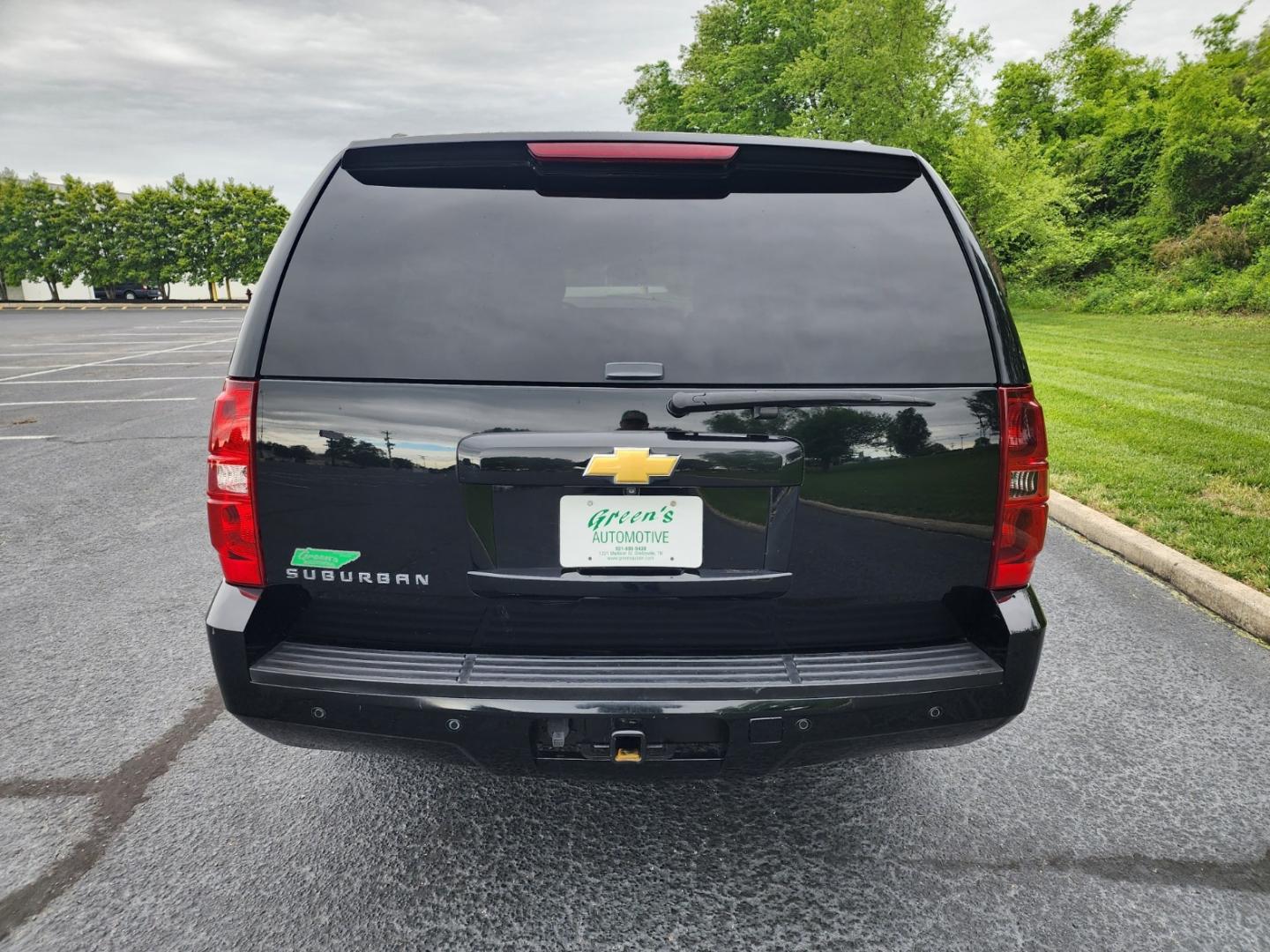 2013 BLACK /Black Chevrolet Suburban LT 1500 2WD (1GNSCJE07DR) with an 5.3L V8 OHV 16V FFV engine, 6-Speed Automatic transmission, located at 1221 Madison St., Shelbyville, TN, 37160, (931) 680-9439, 0.000000, 0.000000 - Photo#2