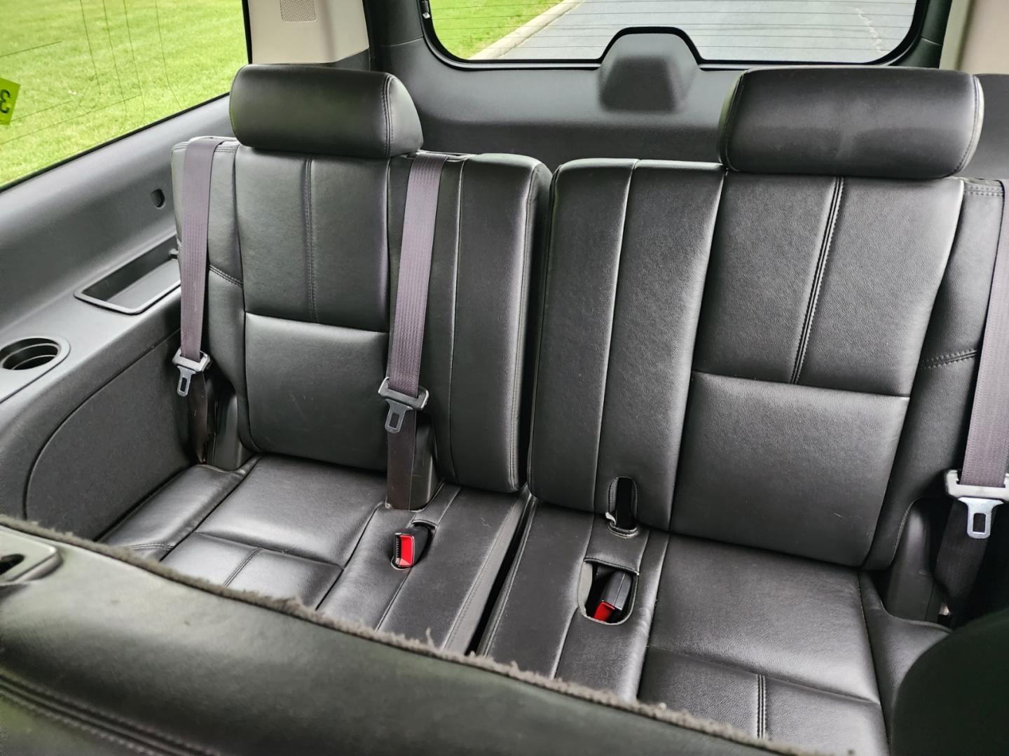 2013 BLACK /Black Chevrolet Suburban LT 1500 2WD (1GNSCJE07DR) with an 5.3L V8 OHV 16V FFV engine, 6-Speed Automatic transmission, located at 1221 Madison St., Shelbyville, TN, 37160, (931) 680-9439, 0.000000, 0.000000 - Photo#4