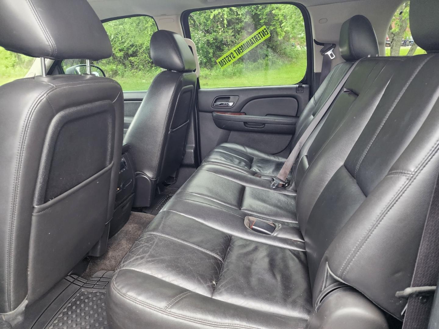 2013 BLACK /Black Chevrolet Suburban LT 1500 2WD (1GNSCJE07DR) with an 5.3L V8 OHV 16V FFV engine, 6-Speed Automatic transmission, located at 1221 Madison St., Shelbyville, TN, 37160, (931) 680-9439, 0.000000, 0.000000 - Photo#5