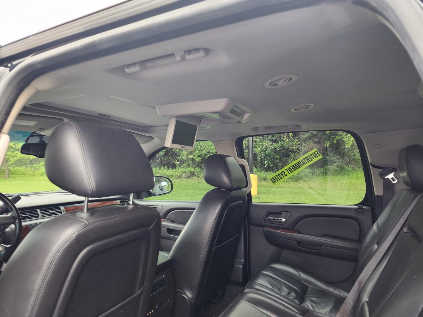 2013 BLACK /Black Chevrolet Suburban LT 1500 2WD (1GNSCJE07DR) with an 5.3L V8 OHV 16V FFV engine, 6-Speed Automatic transmission, located at 1221 Madison St., Shelbyville, TN, 37160, (931) 680-9439, 0.000000, 0.000000 - Photo#6