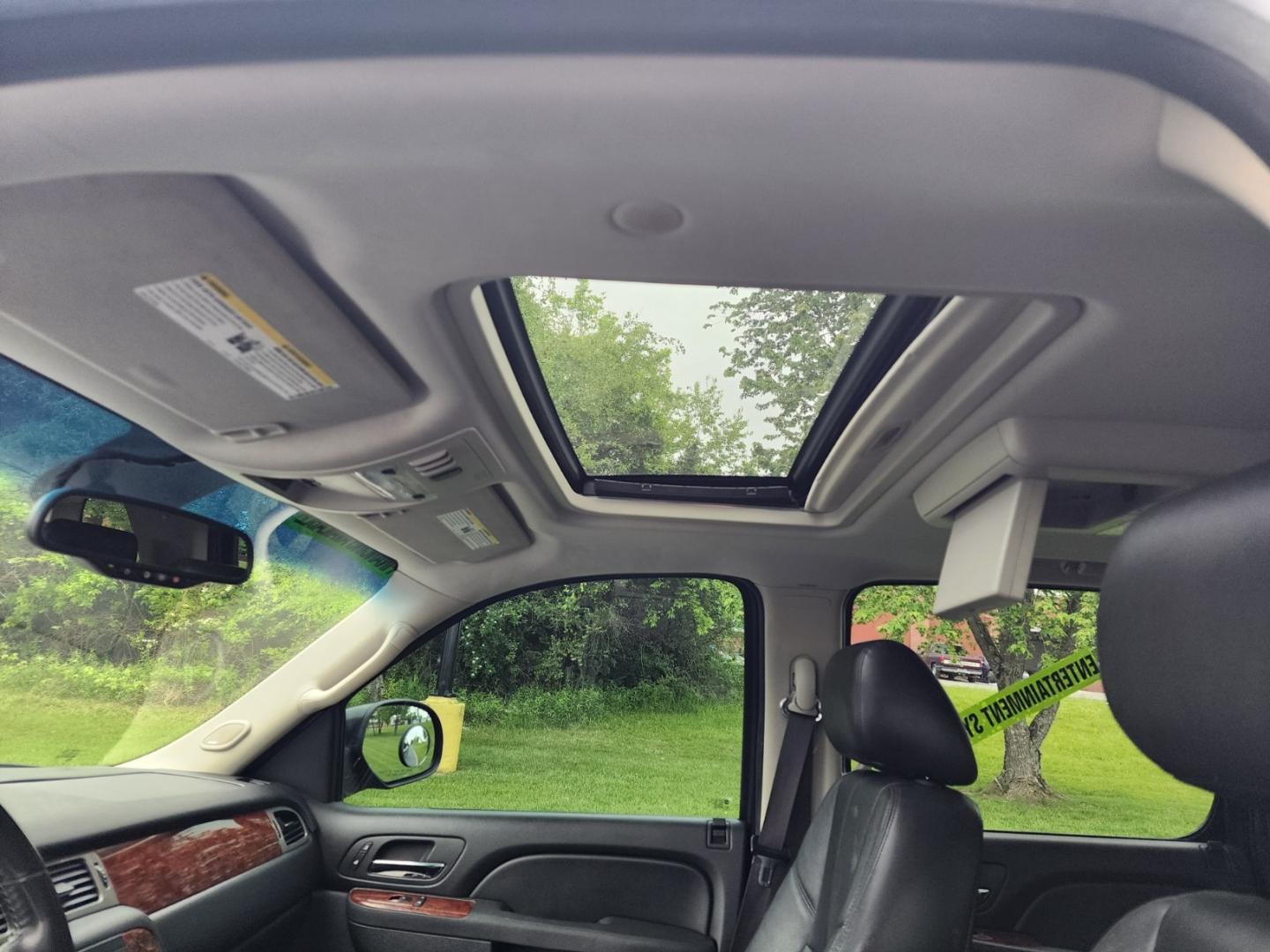 2013 BLACK /Black Chevrolet Suburban LT 1500 2WD (1GNSCJE07DR) with an 5.3L V8 OHV 16V FFV engine, 6-Speed Automatic transmission, located at 1221 Madison St., Shelbyville, TN, 37160, (931) 680-9439, 0.000000, 0.000000 - Photo#7