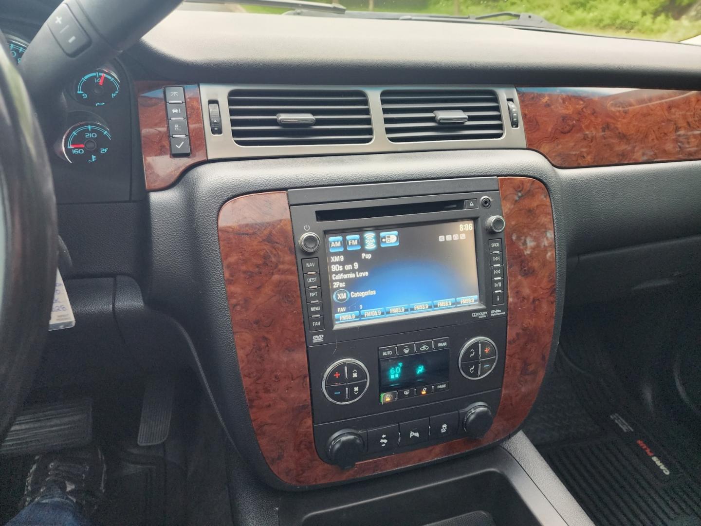 2013 BLACK /Black Chevrolet Suburban LT 1500 2WD (1GNSCJE07DR) with an 5.3L V8 OHV 16V FFV engine, 6-Speed Automatic transmission, located at 1221 Madison St., Shelbyville, TN, 37160, (931) 680-9439, 0.000000, 0.000000 - Photo#8