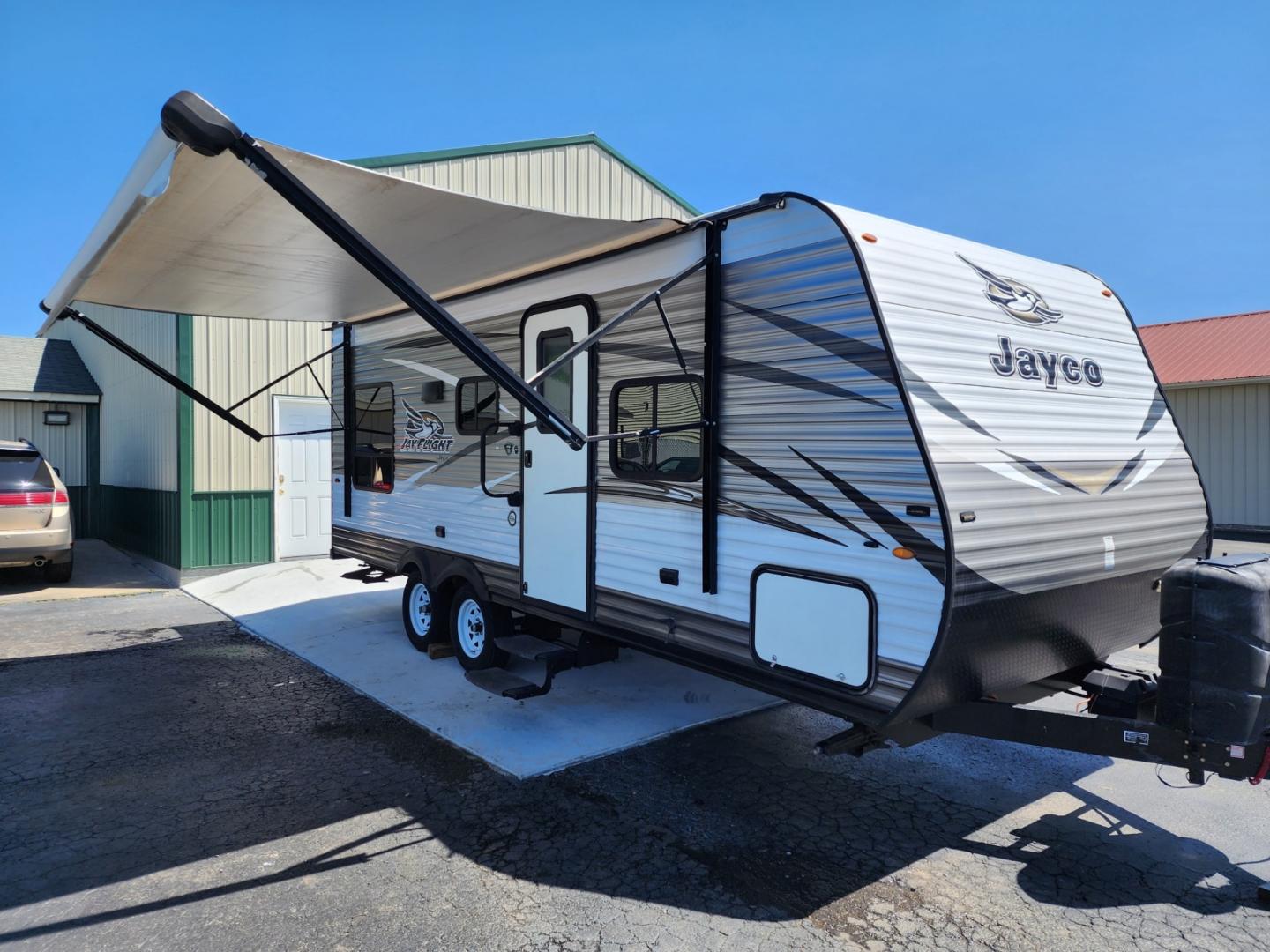 2018 WHITE JAYCO Jay Flight - (1UJBJ0BL1J1) , located at 1221 Madison St., Shelbyville, TN, 37160, (931) 680-9439, 0.000000, 0.000000 - Photo#0