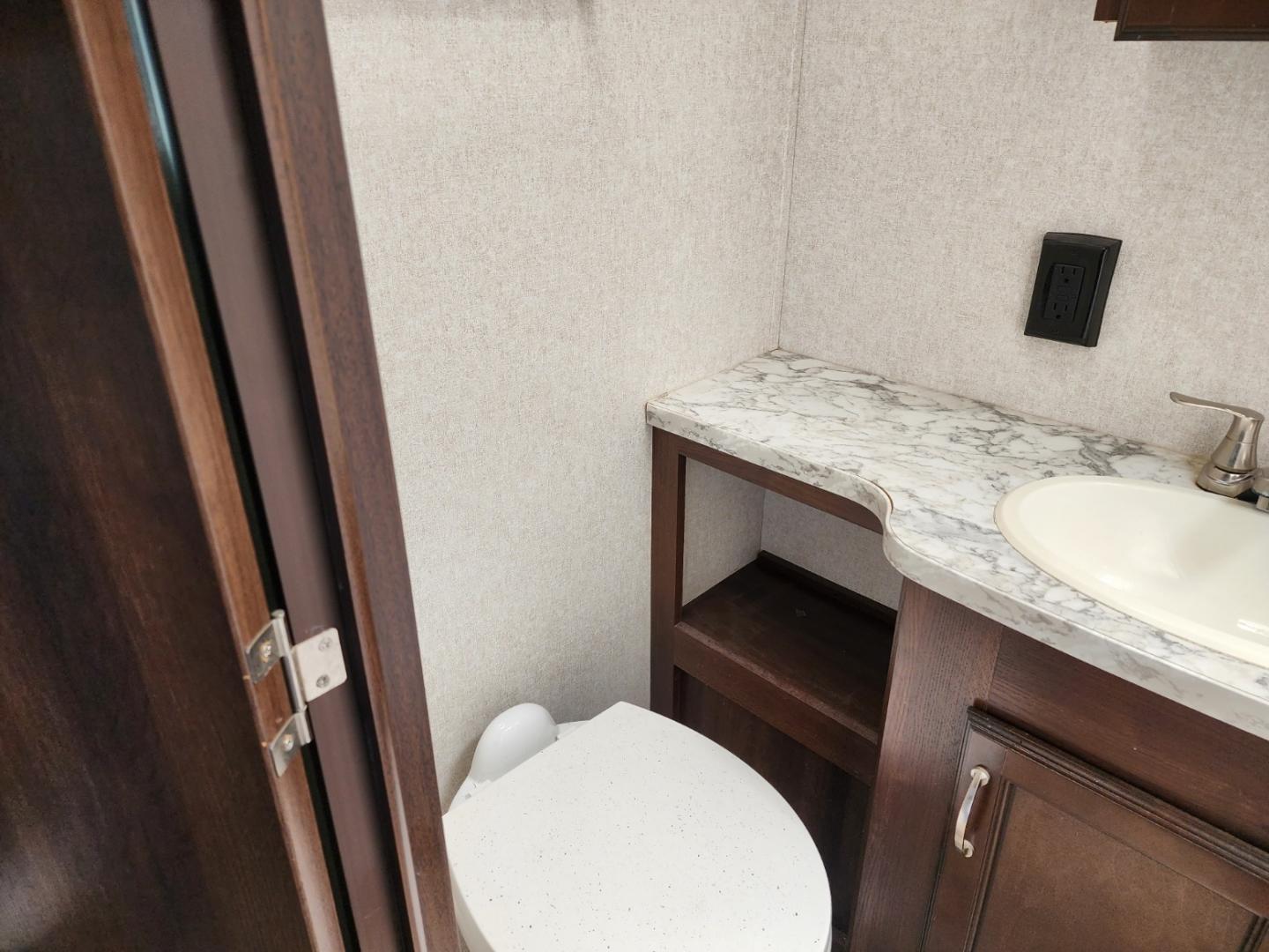 2018 WHITE JAYCO Jay Flight - (1UJBJ0BL1J1) , located at 1221 Madison St., Shelbyville, TN, 37160, (931) 680-9439, 0.000000, 0.000000 - Photo#10