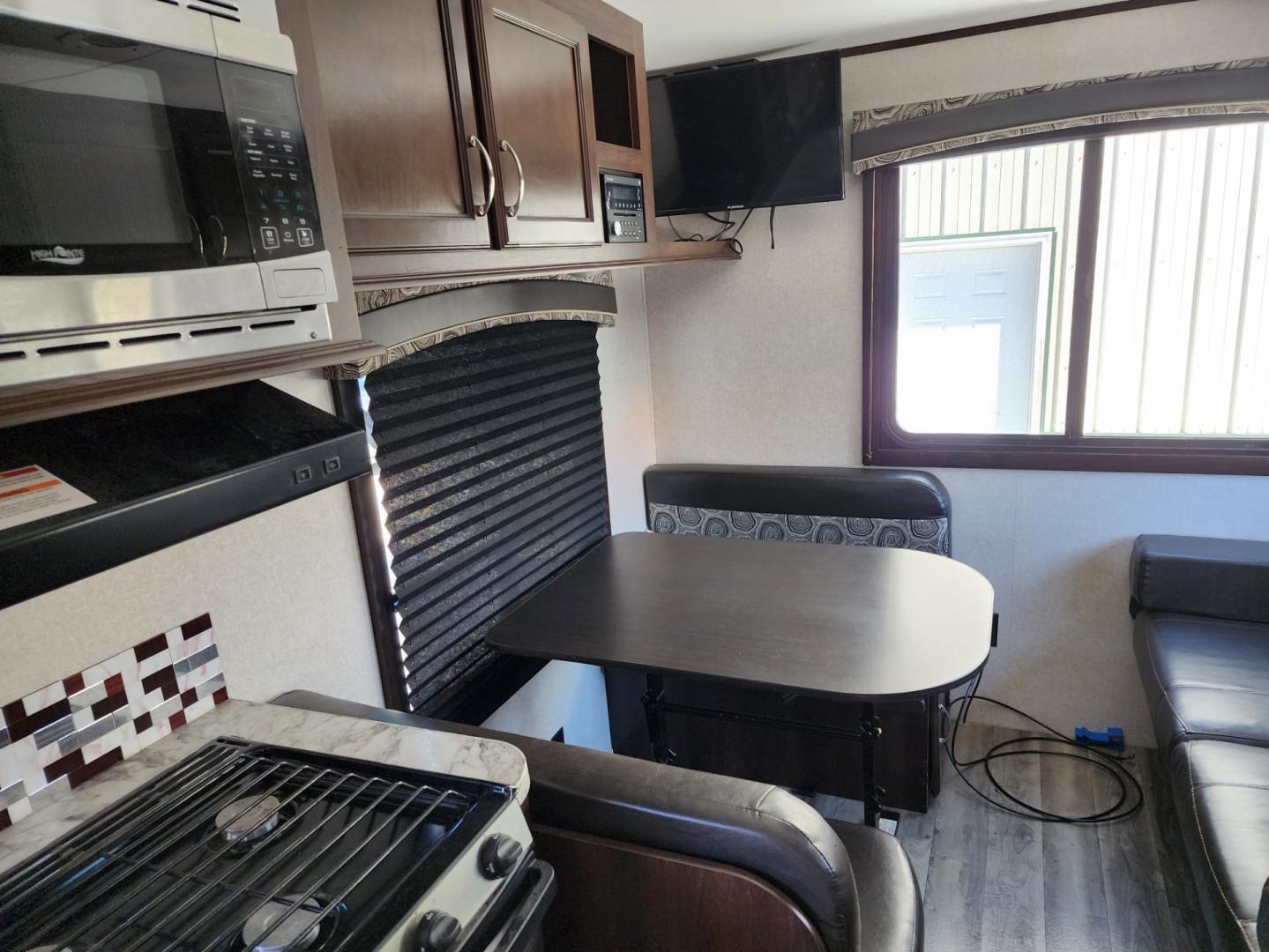 2018 WHITE JAYCO Jay Flight - (1UJBJ0BL1J1) , located at 1221 Madison St., Shelbyville, TN, 37160, (931) 680-9439, 0.000000, 0.000000 - Photo#12